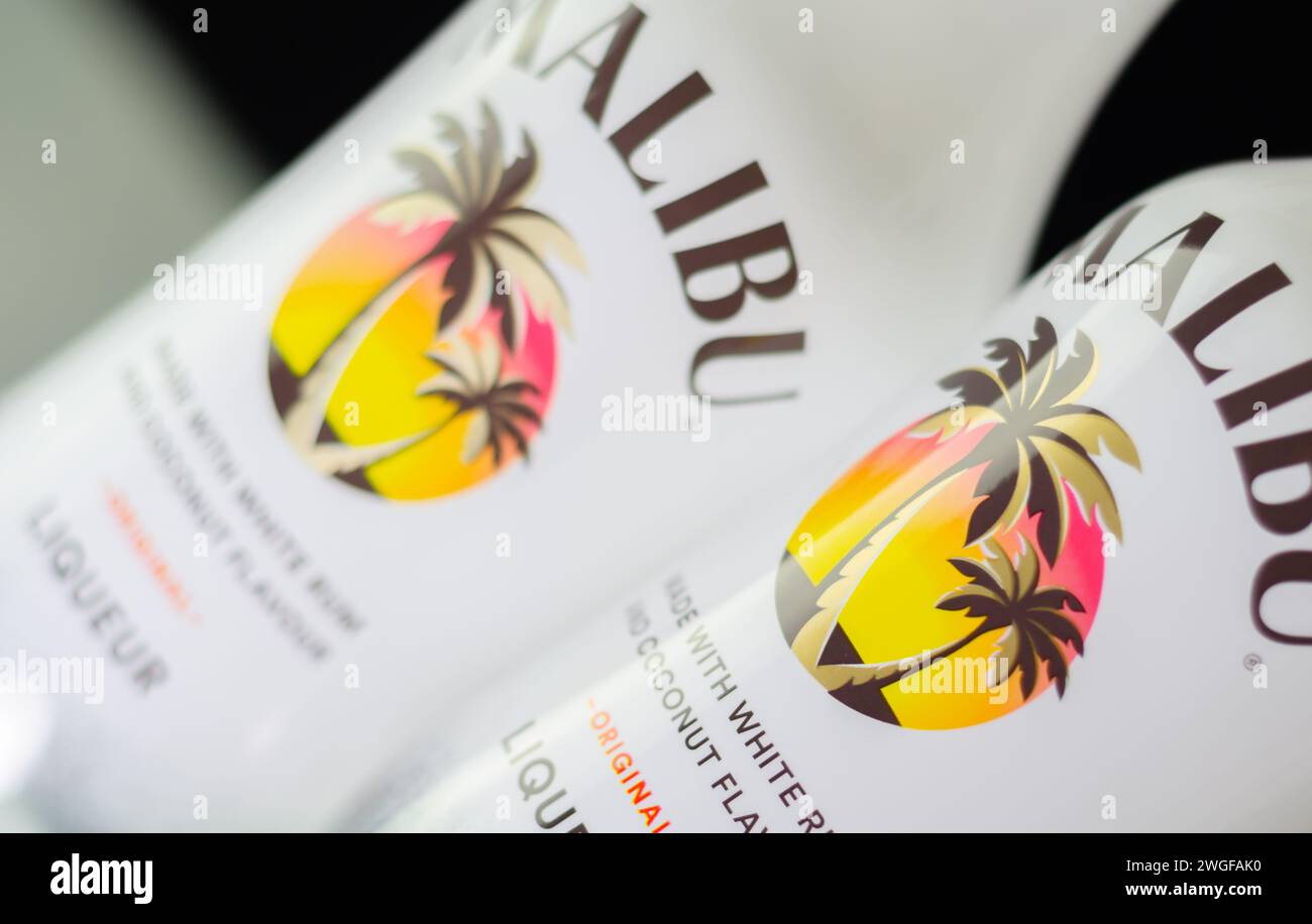 LONDON, Großbritannien - 18. JANUAR 2024 Malibu erschien 1981 auf dem Markt, wird in 150 Ländern verkauft und gehört zu den 70 beliebtesten Spirituosen der Welt. T Stockfoto