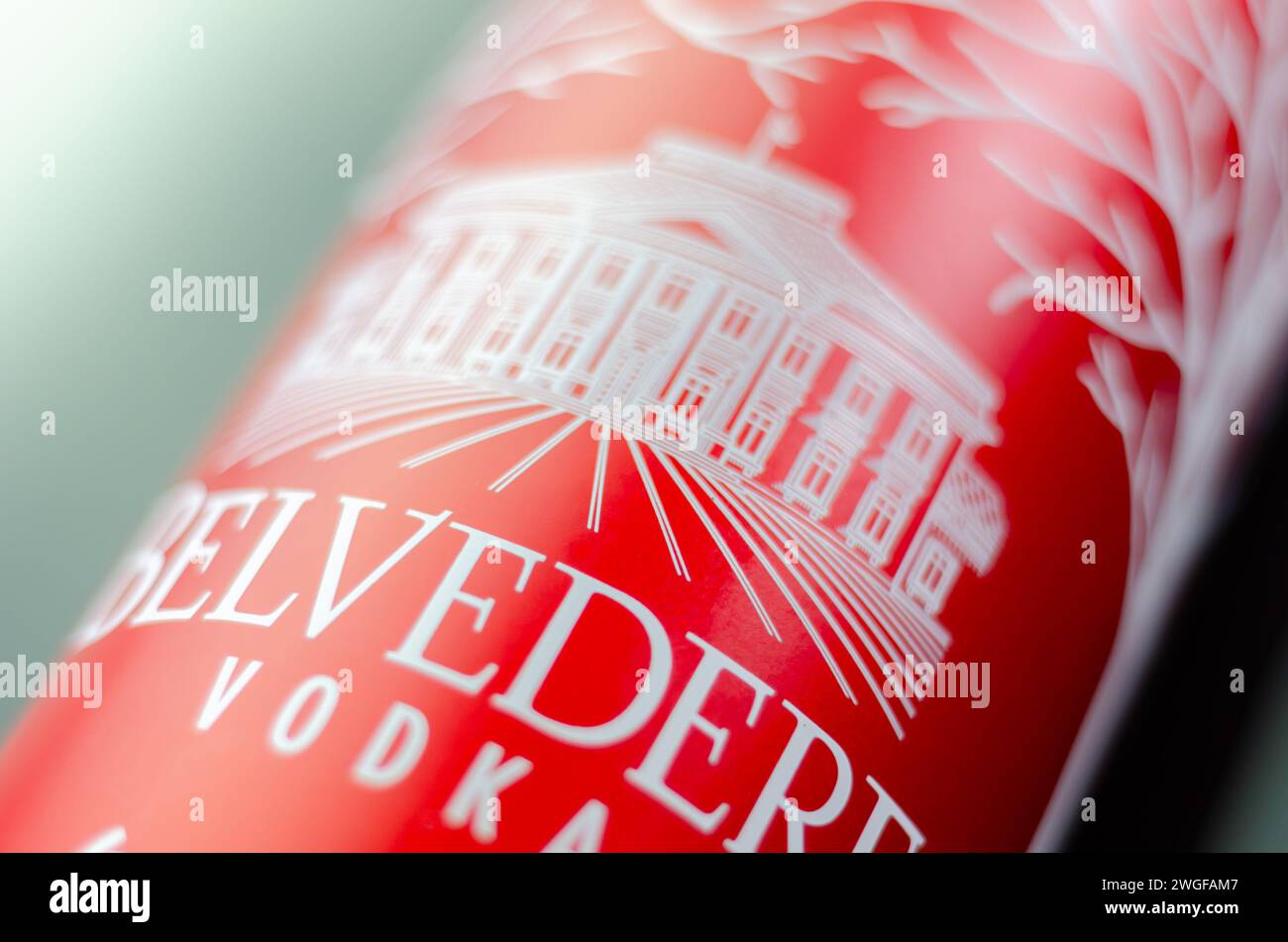 LONDON, Großbritannien - 18. JANUAR 2024 der originale Belvedere Wodka ist in roten metallischen Flaschen versteckt. Die Hälfte des Geldes, das mit Sonderausgaben verdient wurde, geht furchtbar Stockfoto