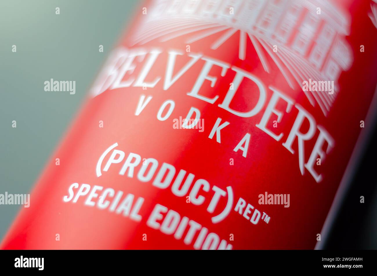 LONDON, Großbritannien - 18. JANUAR 2024 der originale Belvedere Wodka ist in roten metallischen Flaschen versteckt. Die Hälfte des Geldes, das mit Sonderausgaben verdient wurde, geht furchtbar Stockfoto