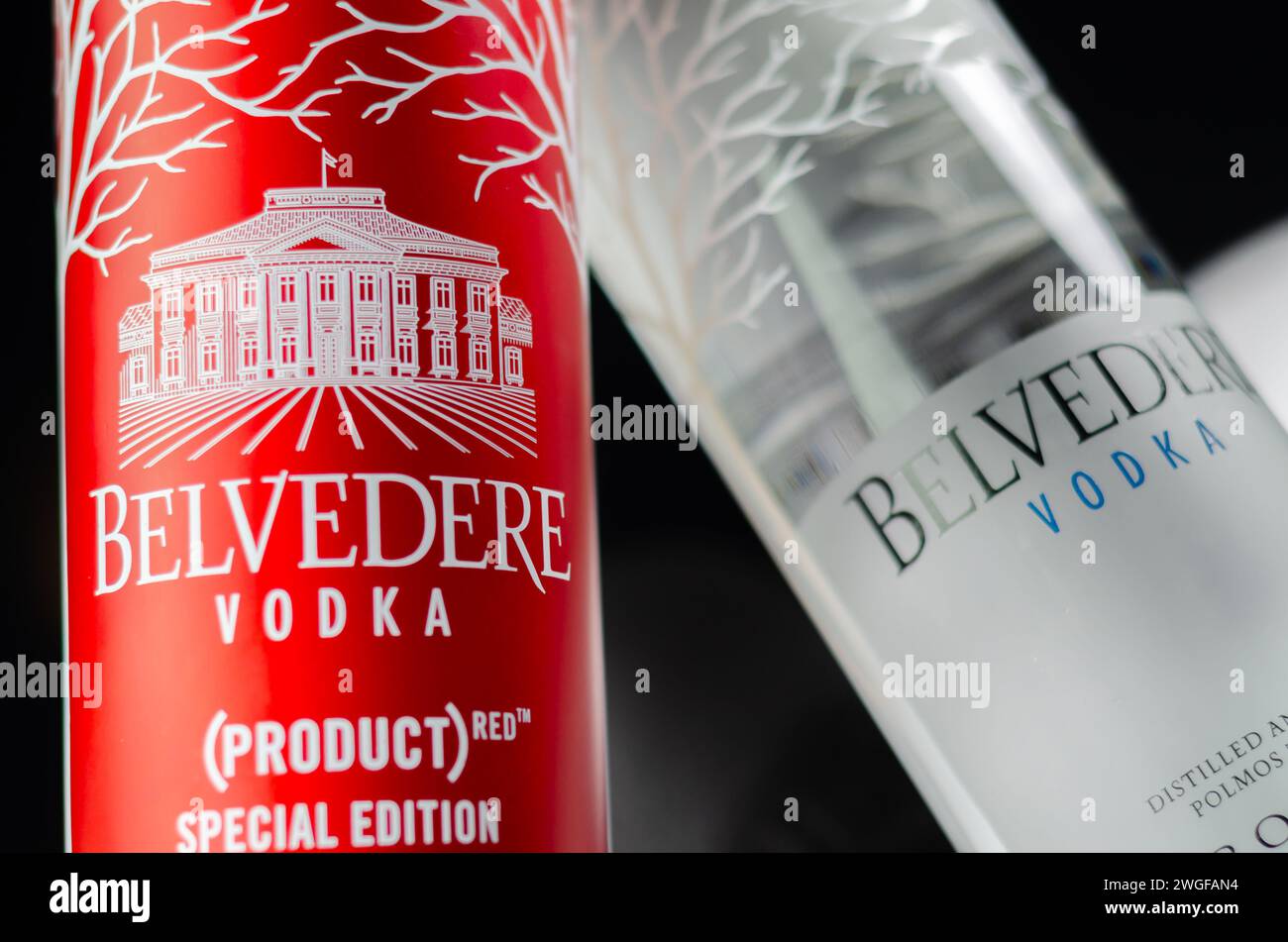 LONDON, Großbritannien - 18. JANUAR 2024 der originale Belvedere Wodka ist in roten metallischen Flaschen versteckt. Die Hälfte des Geldes, das mit Sonderausgaben verdient wurde, geht furchtbar Stockfoto