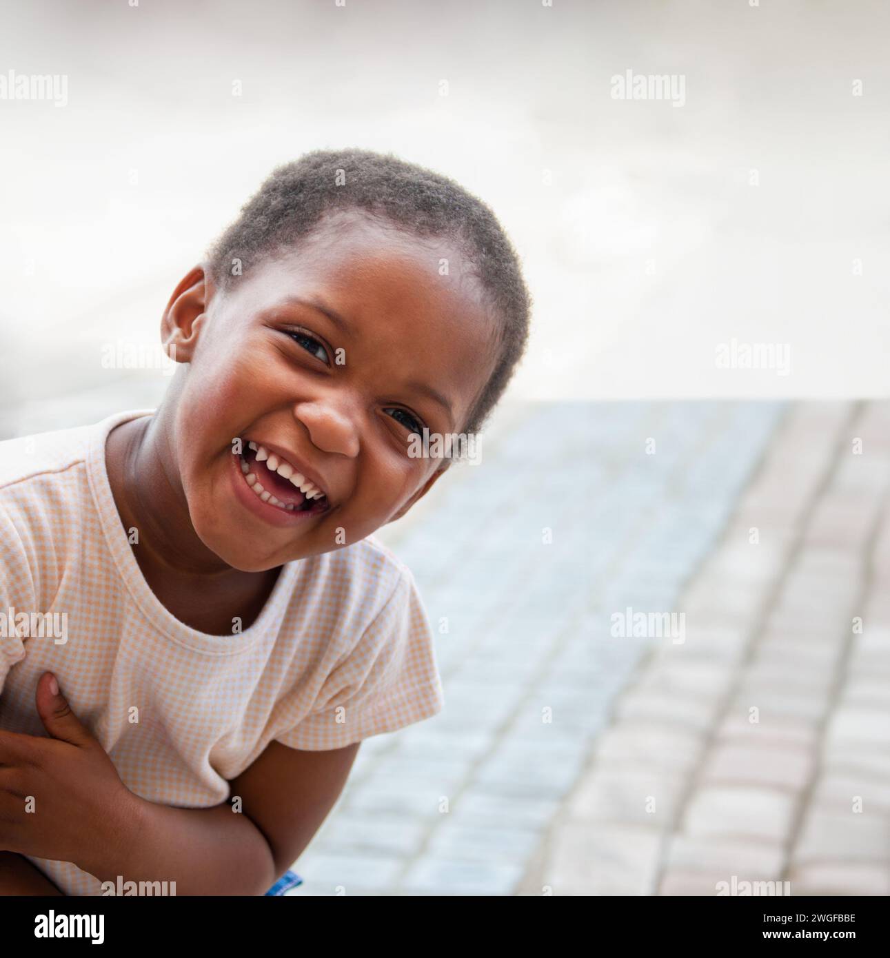Porträt eines afrikanischen Mädchens, das auf der Straße steht, in einem Einkaufszentrum Stockfoto