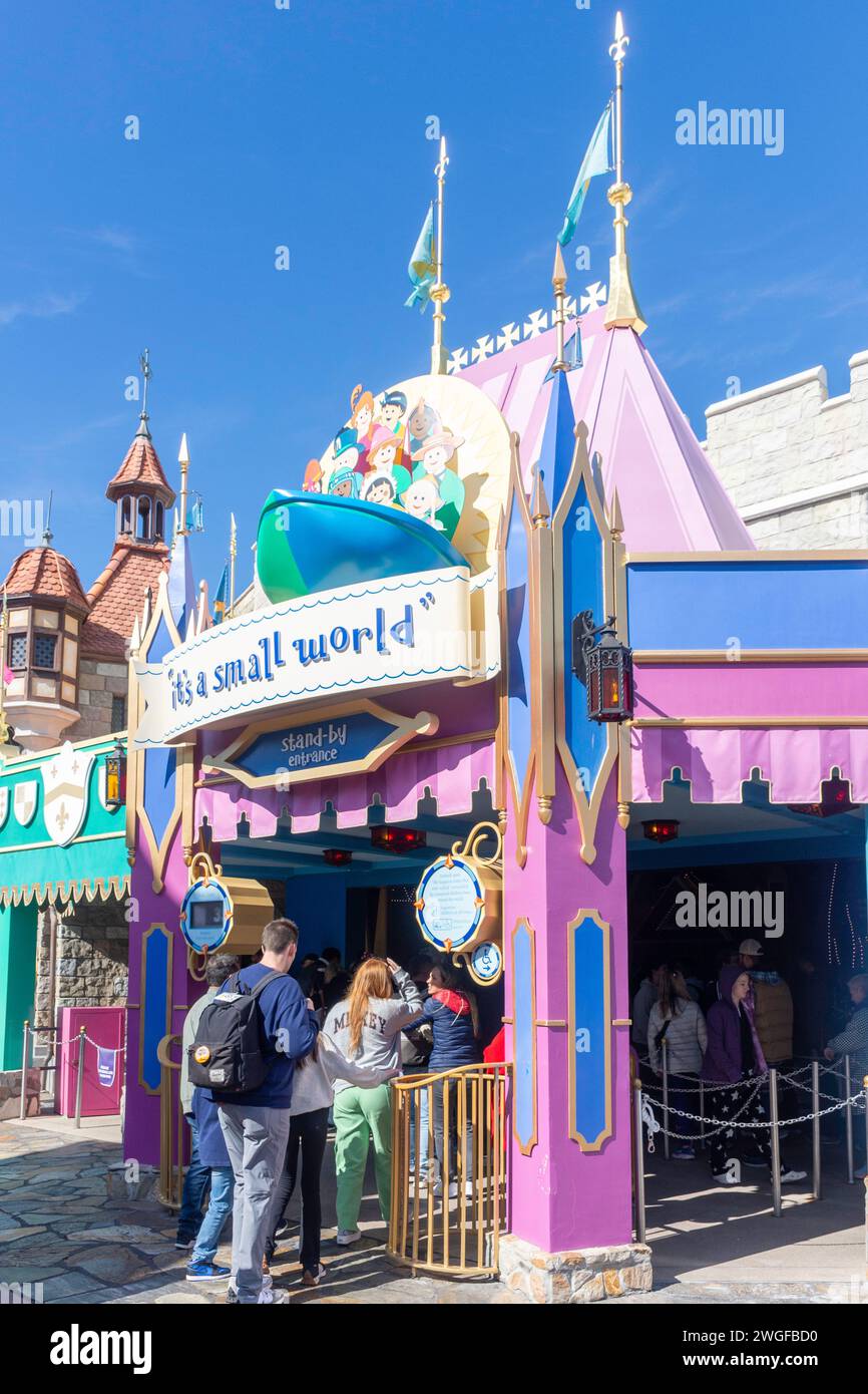 Eintritt zur Attraktion „IT's a Small World“, Fantasyland, Magic Kingdom, Walt Disney World Resort, Orlando, Florida, Vereinigte Staaten von Amerika Stockfoto
