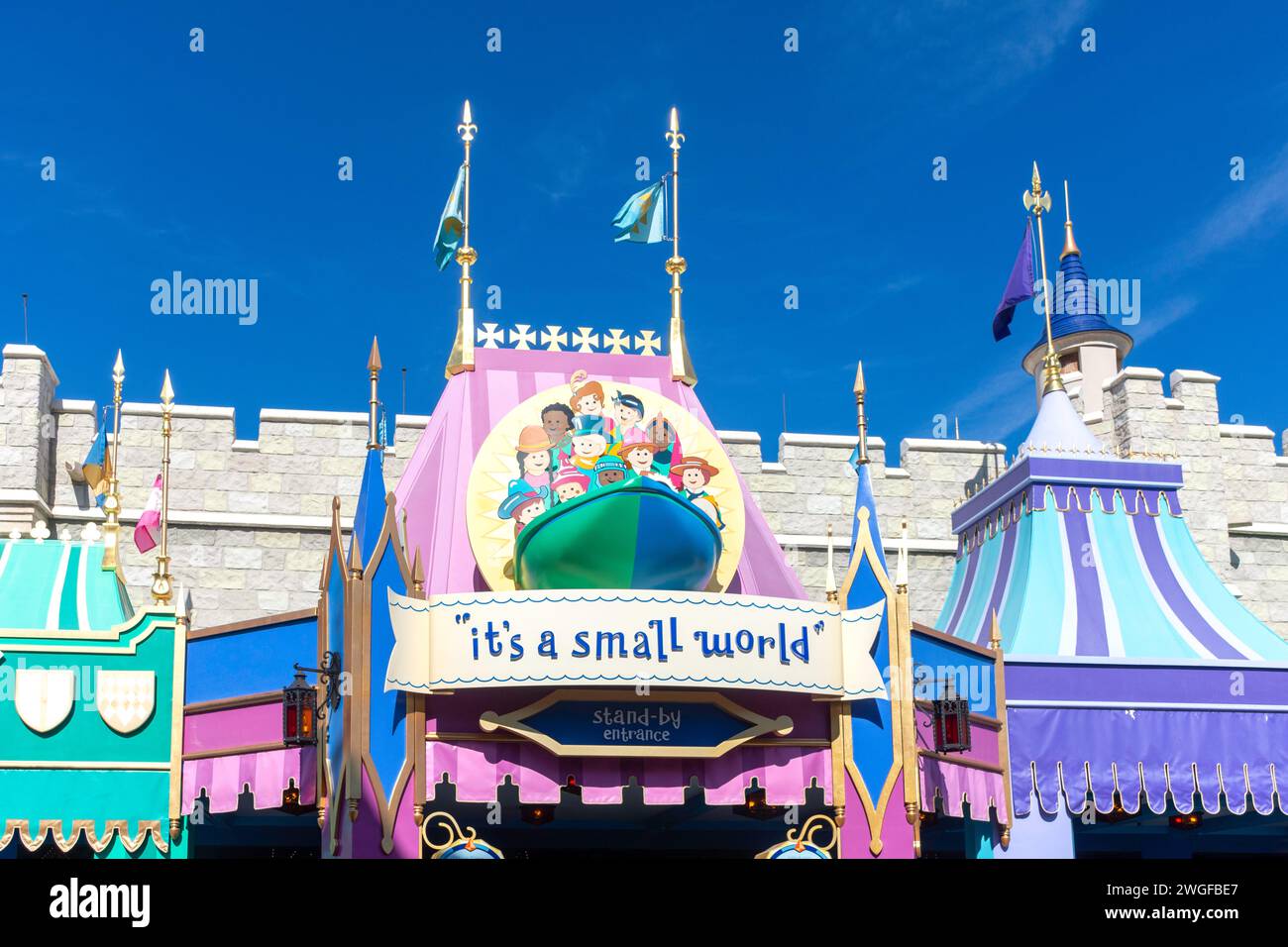 Eintritt zur Attraktion „IT's a Small World“, Fantasyland, Magic Kingdom, Walt Disney World Resort, Orlando, Florida, Vereinigte Staaten von Amerika Stockfoto