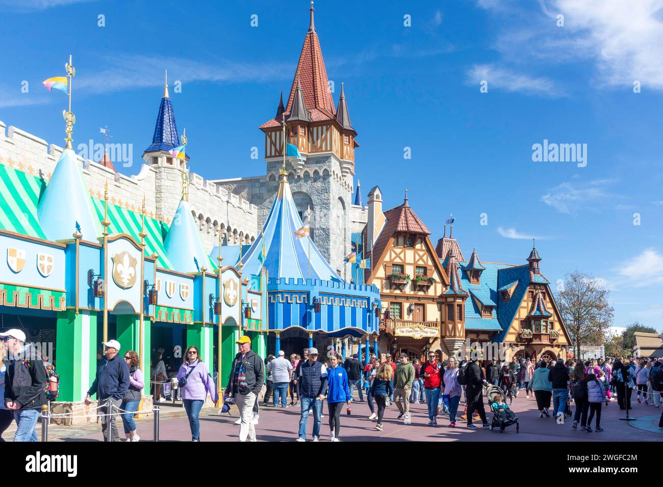 „IT's a Small World“ und Pinocchio Village Haus, Fantasyland, Magic Kingdom, Walt Disney World Resort, Orange County, Orlando, Florida, Vereinigte Staaten Stockfoto