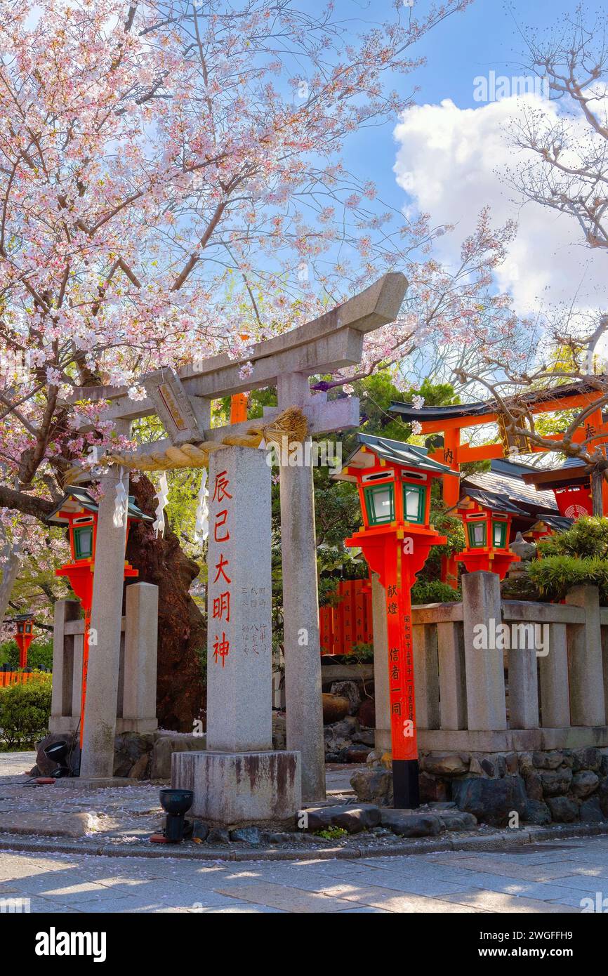 Kyoto, Japan - 2. April 2023: Tatsumi Daimyojin-Schrein in der Nähe der Tatsumu-Bashi-Brücke im Stadtteil Gion Stockfoto