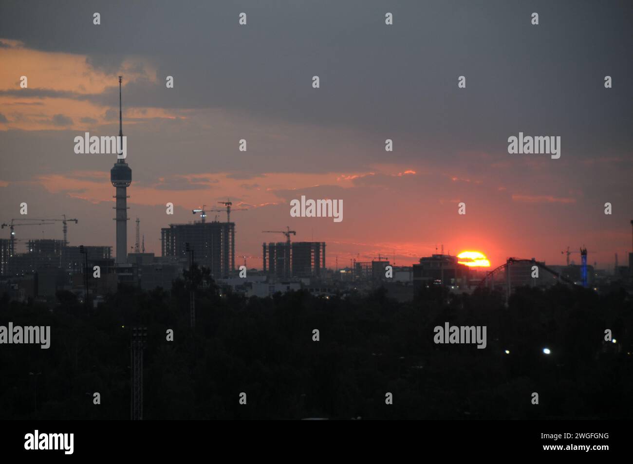 Bagdad. Februar 2024. Dieses Foto vom 4. Februar 2024 zeigt den Sonnenuntergang in Bagdad, Irak. Quelle: Duan Minfu/Xinhua/Alamy Live News Stockfoto