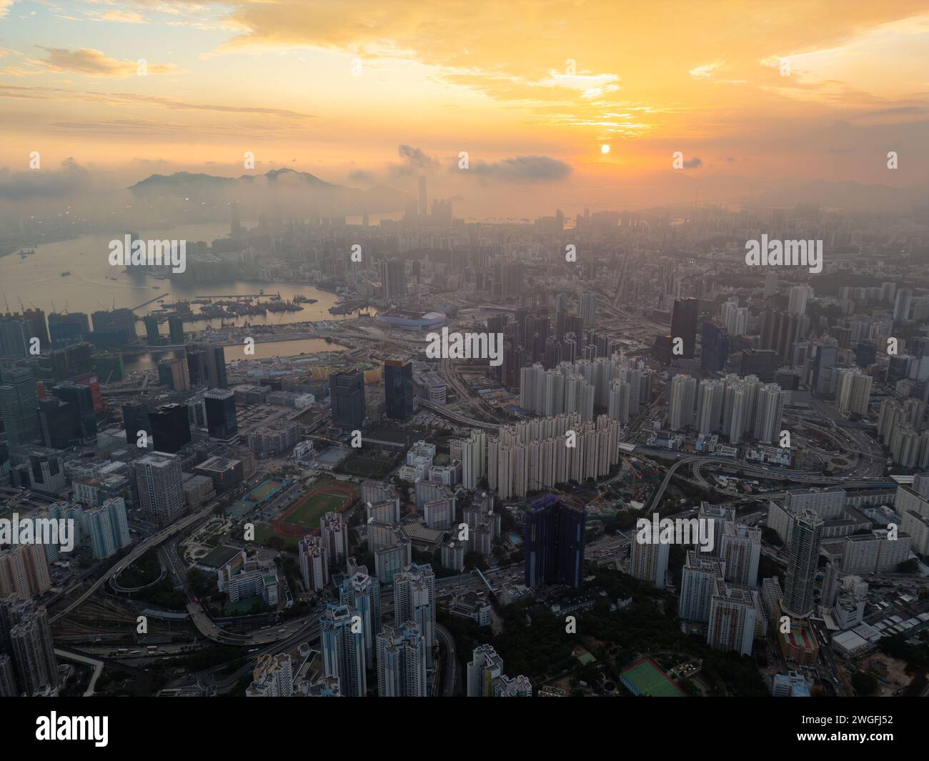 Blick auf die Stadt vom Dach mit bewölktem Himmel im Hintergrund Stockfoto