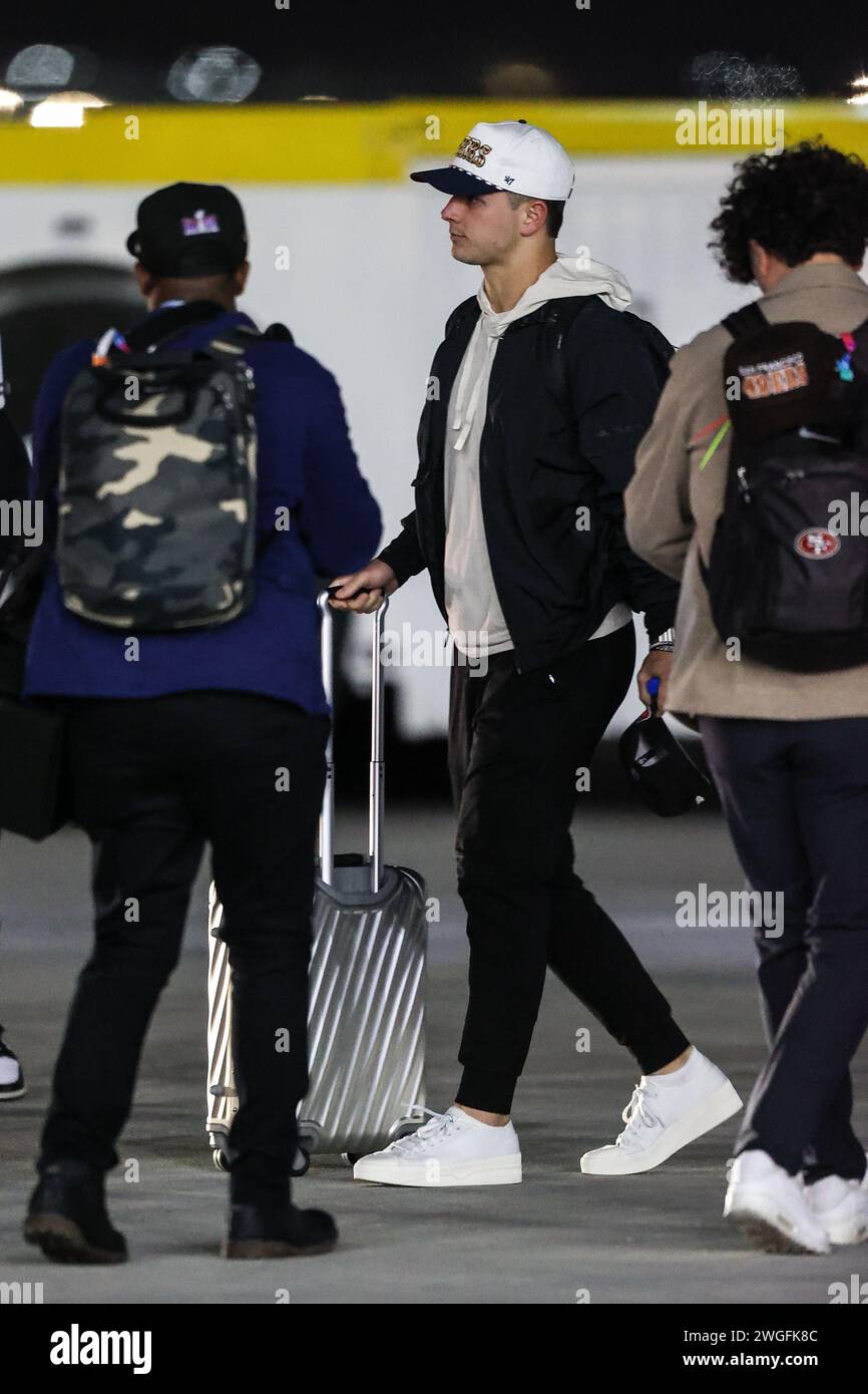 Las Vegas, NV, USA. Februar 2024. Brock Purdy, Quarterback der San Francisco 49ers, läuft in Richtung des Mannschaftsbusses am Harry Reid International Airport in Las Vegas, NV. Christopher Trim/CSM/Alamy Live News Stockfoto