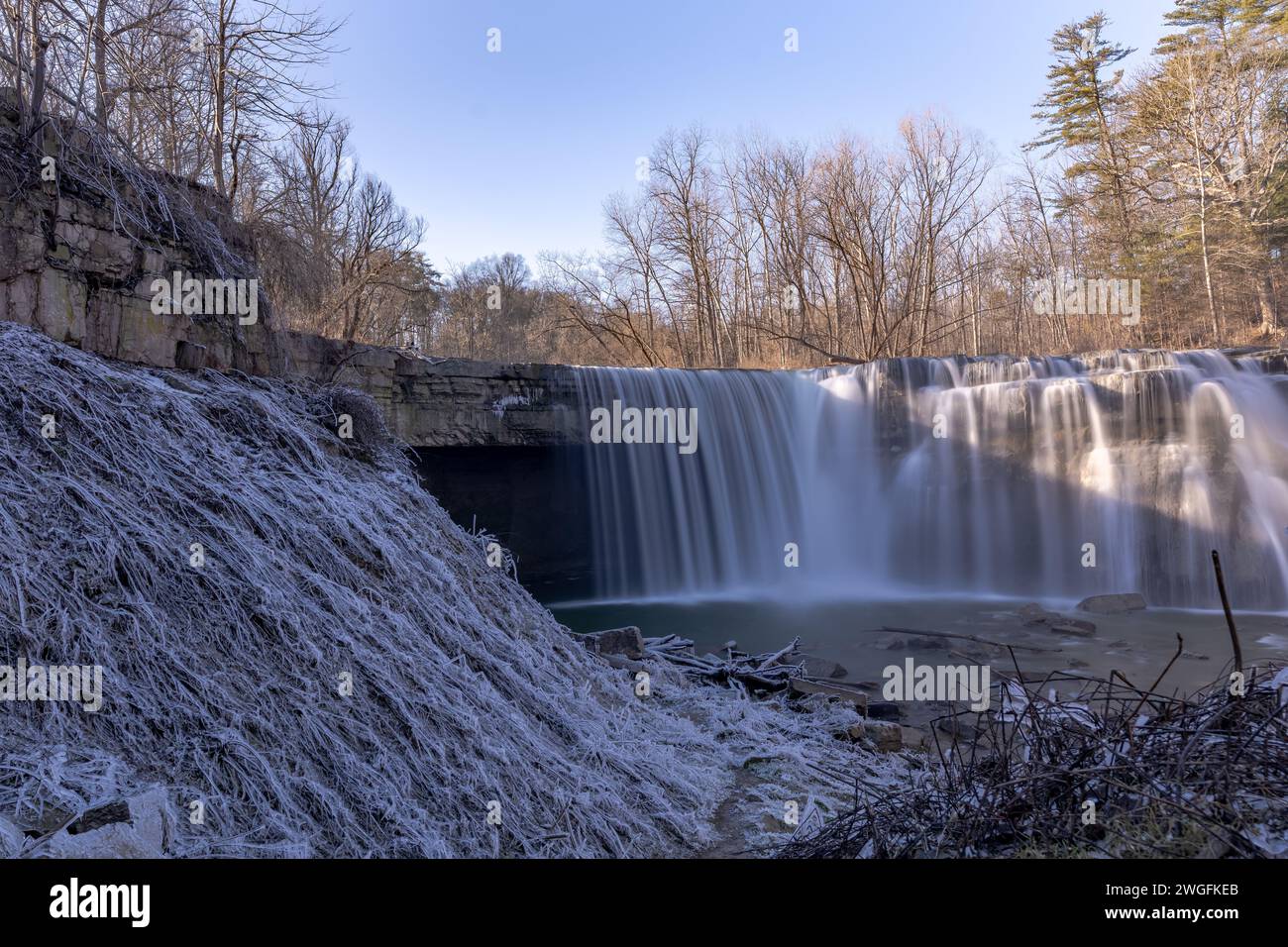 Winterfoto am Nachmittag von Ludlowville Falls in der Nähe von Ithaca, NY in der Stadt Lansing, NY, USA 02-04-2024 Stockfoto