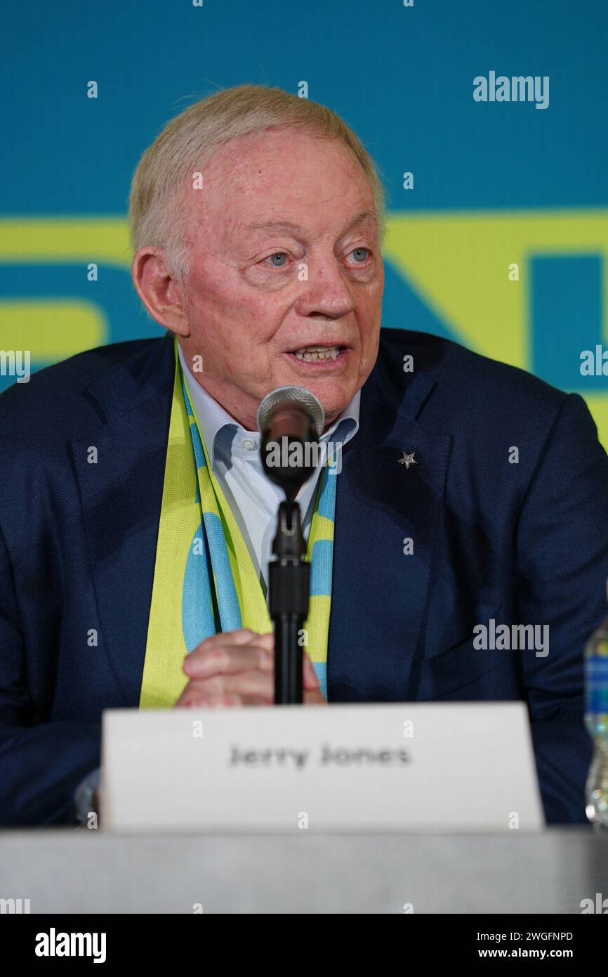 Arlington, USA. Februar 2024. 4. Februar 2024, Arlington, Texas, USA: Jerry Jones, Besitzer der Dallas Cowboys, beantwortet Fragen während einer Pressekonferenz, nachdem die FIFA angekündigt hatte, dass IM AT&T Stadium insgesamt neun Spiele der Weltmeisterschaft 2026 stattfinden werden, darunter auch ein Halbfinale. AT&T Stadium, Sonntag, 4. Februar 2024, Arlington, Texas, Vereinigte Staaten (Foto: Javier Vicencio/Eyepix Group/SIPA USA) Credit: SIPA USA/Alamy Live News Stockfoto