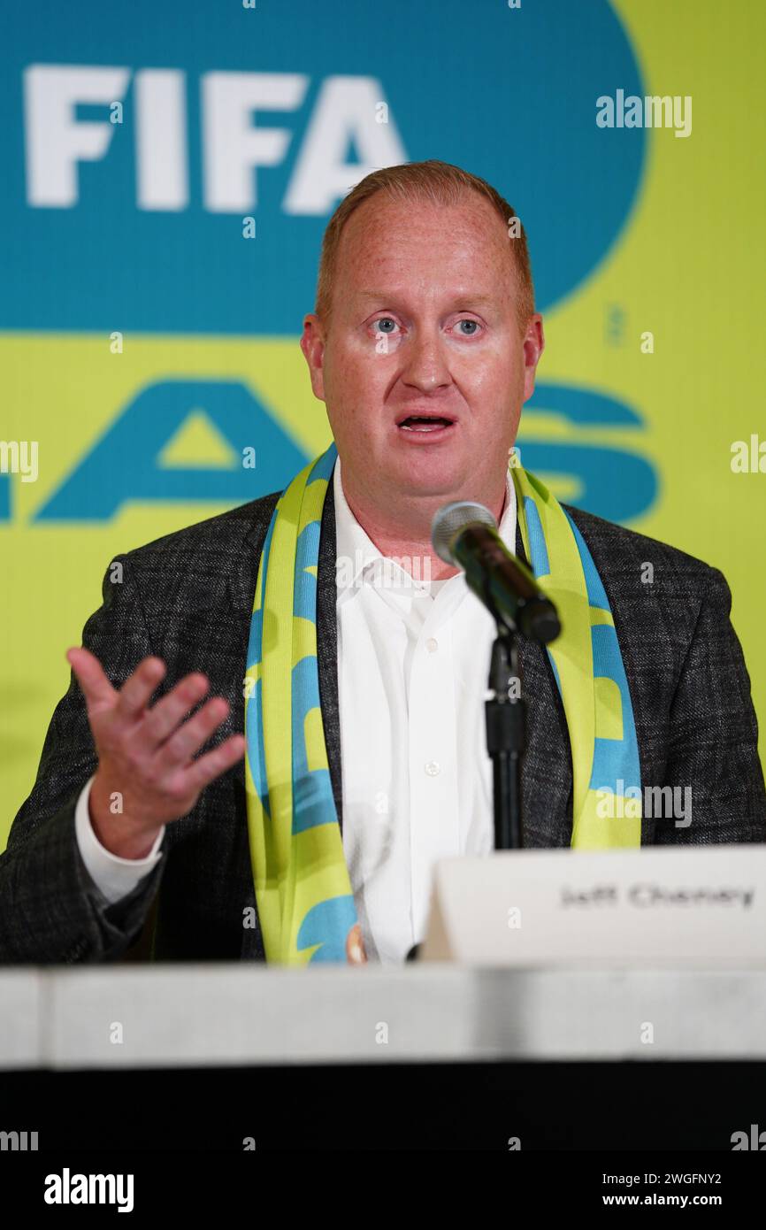 Arlington, USA. Februar 2024. 4. Februar 2024, Arlington, Texas, USA: Der Bürgermeister von Frisco, Jeff Cheney, beantwortet Fragen während einer Pressekonferenz, nachdem die FIFA angekündigt hatte, dass das AT&T Stadium insgesamt neun Spiele der Weltmeisterschaft 2026, einschließlich eines Halbfinales, ausrichtet. AT&T Stadium, Sonntag, 4. Februar 2024, Arlington, Texas, Vereinigte Staaten (Foto: Javier Vicencio/Eyepix Group/SIPA USA) Credit: SIPA USA/Alamy Live News Stockfoto