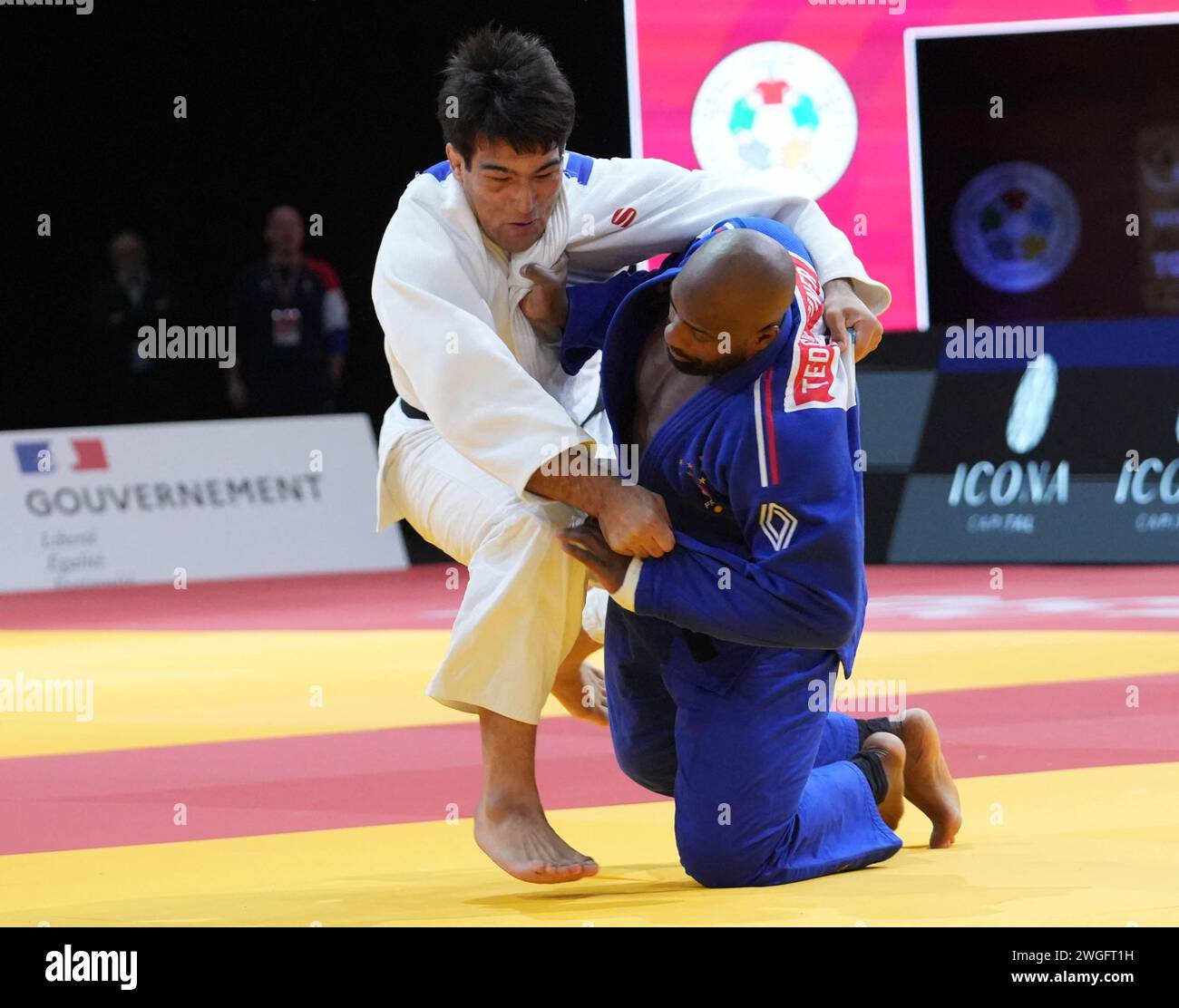 Teddy Riner aus Frankreich und Yusupov Alisher aus Usbekistan. , . IJF Judo-Veranstaltung am 4. Februar 2024 in der Accor Arena in Paris, Frankreich. Frankreichs dreifacher Olympiasieger Teddy Riner gewann am Sonntag einen achten Grand Slam-Titel, nachdem er den Südkoreaner Kim Minjong im 100-kg-Finale der Männer besiegt hatte, sechs Monate vor den Pariser Spielen 2024. Foto: Laurent Lairys/ABACAPRESS.COM Credit: Abaca Press/Alamy Live News Stockfoto