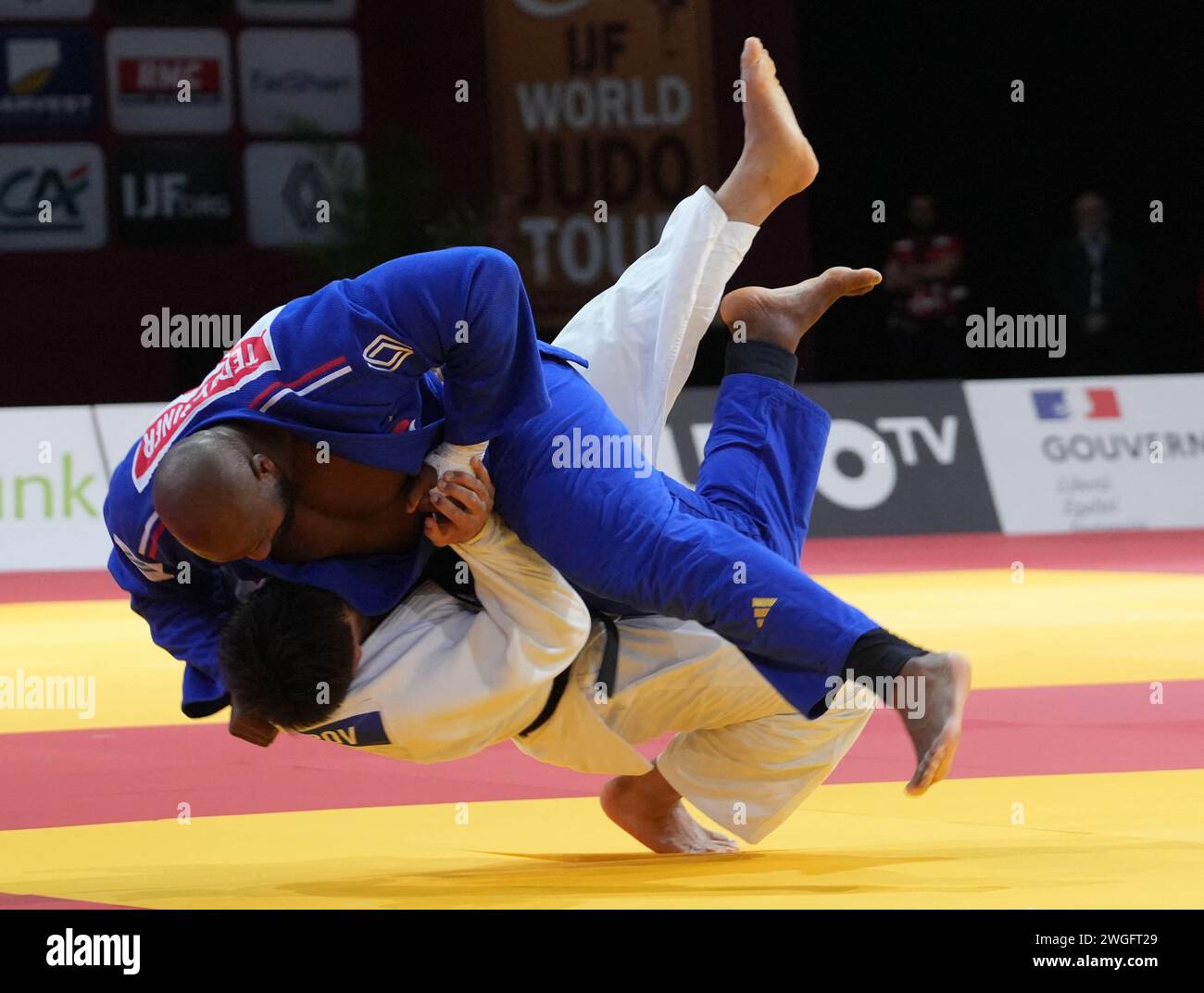 Teddy Riner aus Frankreich und Yusupov Alisher aus Usbekistan. , . IJF Judo-Veranstaltung am 4. Februar 2024 in der Accor Arena in Paris, Frankreich. Frankreichs dreifacher Olympiasieger Teddy Riner gewann am Sonntag einen achten Grand Slam-Titel, nachdem er den Südkoreaner Kim Minjong im 100-kg-Finale der Männer besiegt hatte, sechs Monate vor den Pariser Spielen 2024. Foto: Laurent Lairys/ABACAPRESS.COM Credit: Abaca Press/Alamy Live News Stockfoto