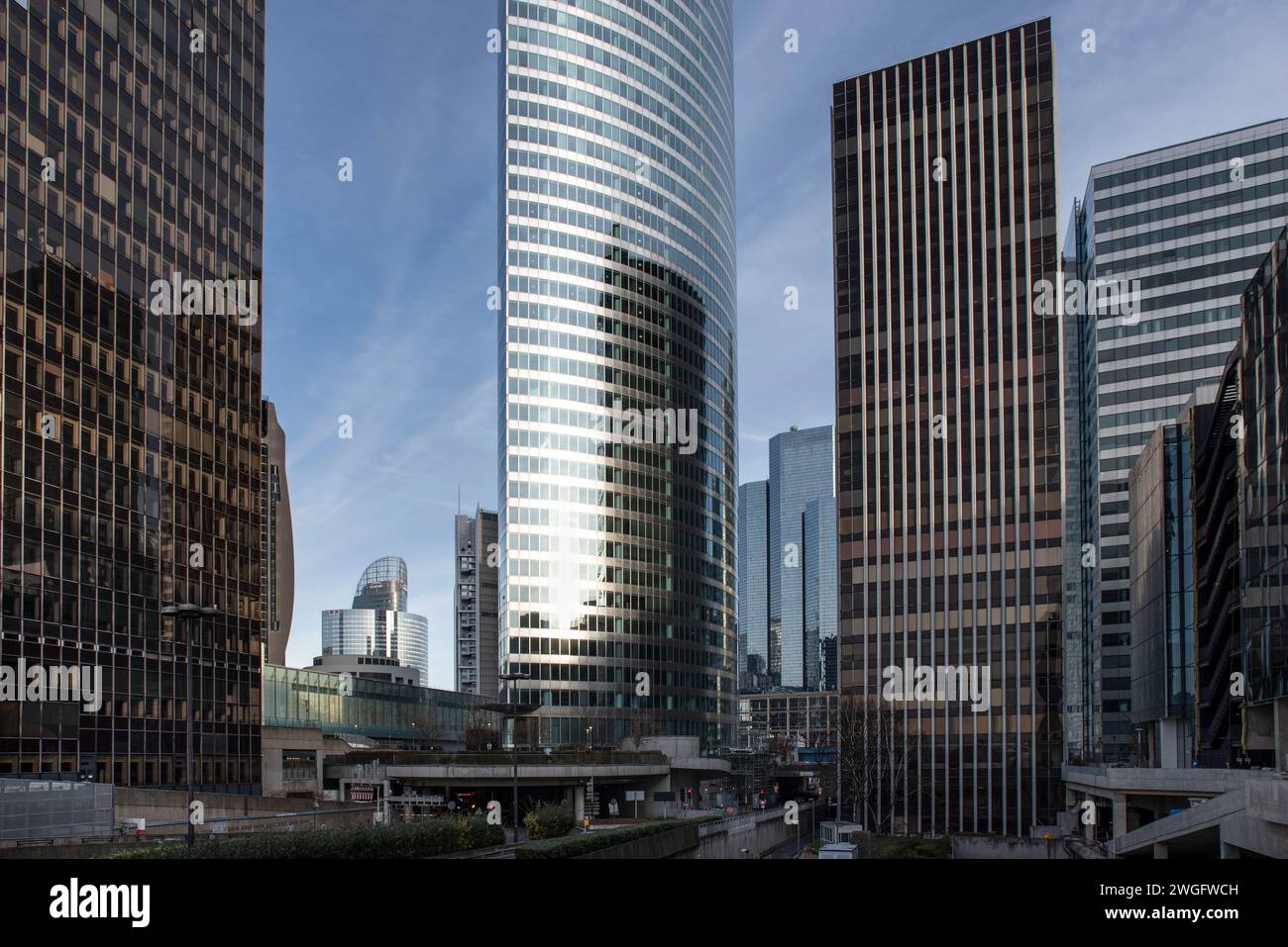 Modernes Gebäude im Geschäftsviertel La Défense in Paris, Frankreich Stockfoto