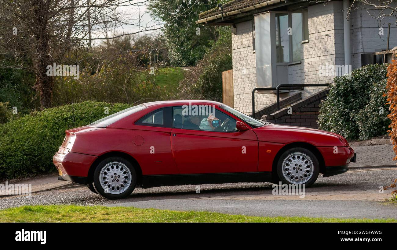 Milton Keynes, UK-4. Februar 2024: 1997 roter Alfa Romeo GTV Oldtimer auf einer englischen Straße. Stockfoto