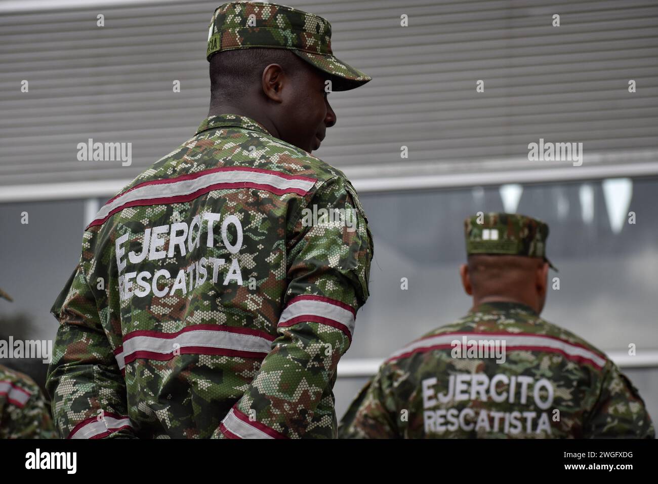 Bogota, Kolumbien. Februar 2024. Kolumbianische Rettungskräfte nehmen an einer Veranstaltung Teil, bei der die US-Armee Feuerwehrgeräte an kolumbianische Rettungskräfte in Bogota, Kolumbien, lieferte 2024. Die kolumbianische Armee erhielt diese Feuerwehrausrüstung inmitten von Zugluft und Waldbränden, die durch die Nino-Phänomene verursacht wurden. Foto: Cristian Bayona/Long Visual Press Credit: Long Visual Press/Alamy Live News Stockfoto