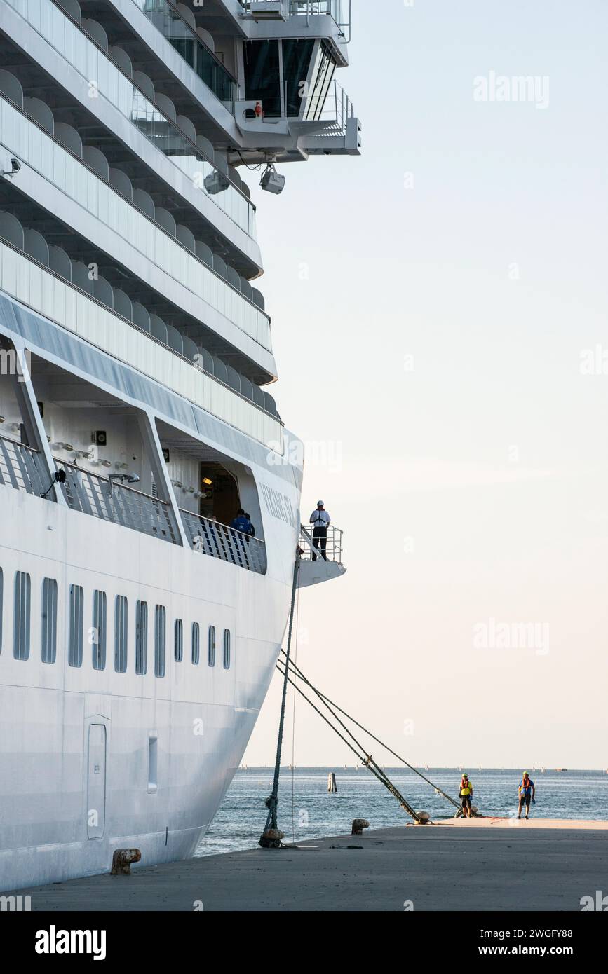 Das Kreuzfahrtschiff Viking legt im Hafen von Chioggia in der Lagune von Venedig, Italien, an Stockfoto