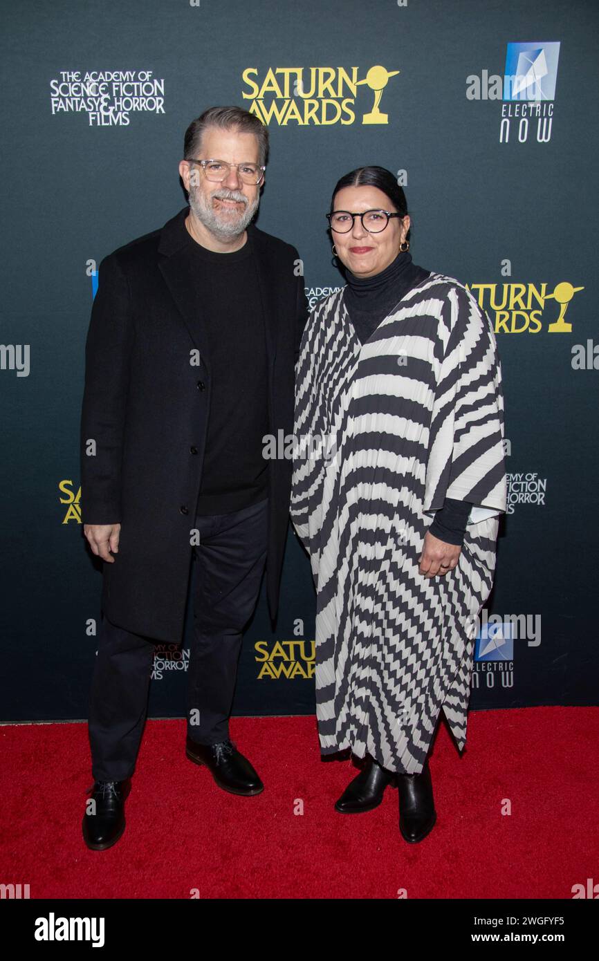 4. Februar 2024, Burbank, Kalifornien, USA: BRIAN FLYNN und DORA DRIMALAS nehmen am 4. Februar 2024 an den 51. Jährlichen Saturn Awards am Los Angeles Marriott Burbank Airport in Burbank, Kalifornien Teil. (Credit Image: © Clutch Pockets Wambli/ZUMA Press Wire) NUR REDAKTIONELLE VERWENDUNG! Nicht für kommerzielle ZWECKE! Stockfoto