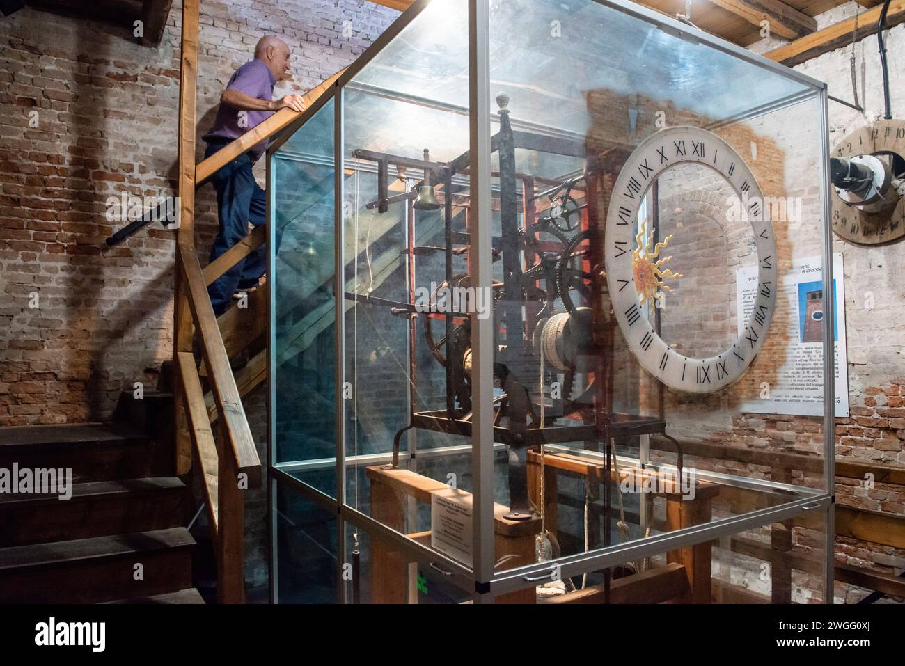 Im Torre dell' orologio Sant Andrea oder im Turm der Uhr des Heiligen Andrea in Chioggia, der vermutlich die älteste Uhr der Welt ist Stockfoto