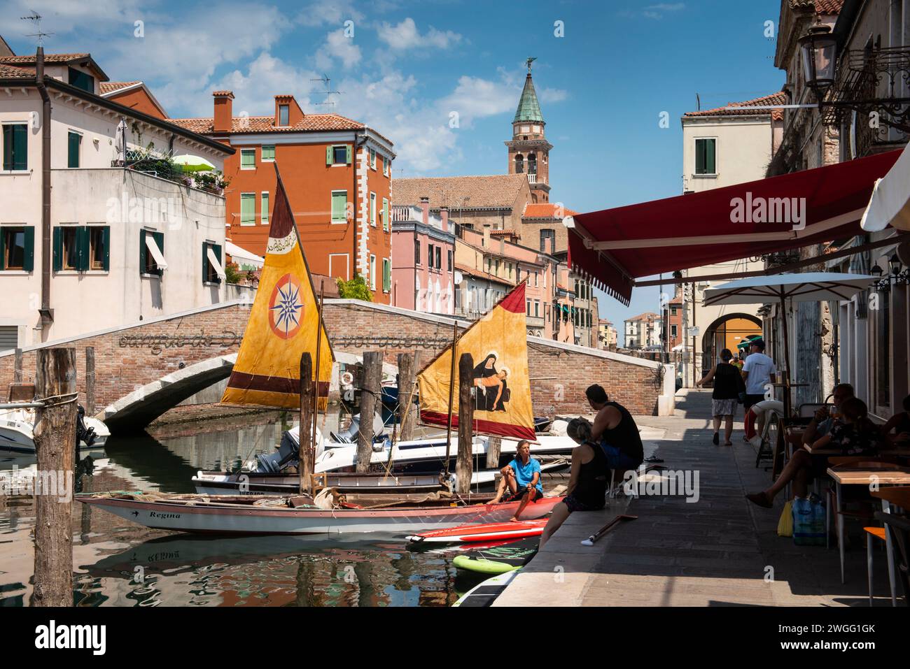 Auf dem Vena Canal ein traditionelles Boot aus Chioggia genannt A Bragozzo, Italien Stockfoto
