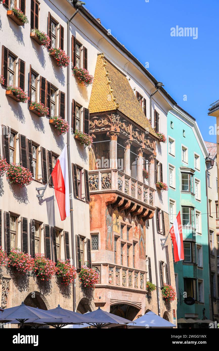 Innsbruck, Österreich - 26. August. 2022: Das Goldene Dachl in der Altstadt, verziert mit 2.738 feuervergoldeten Kupferfliesen für Kaiser Maximilian I. Stockfoto