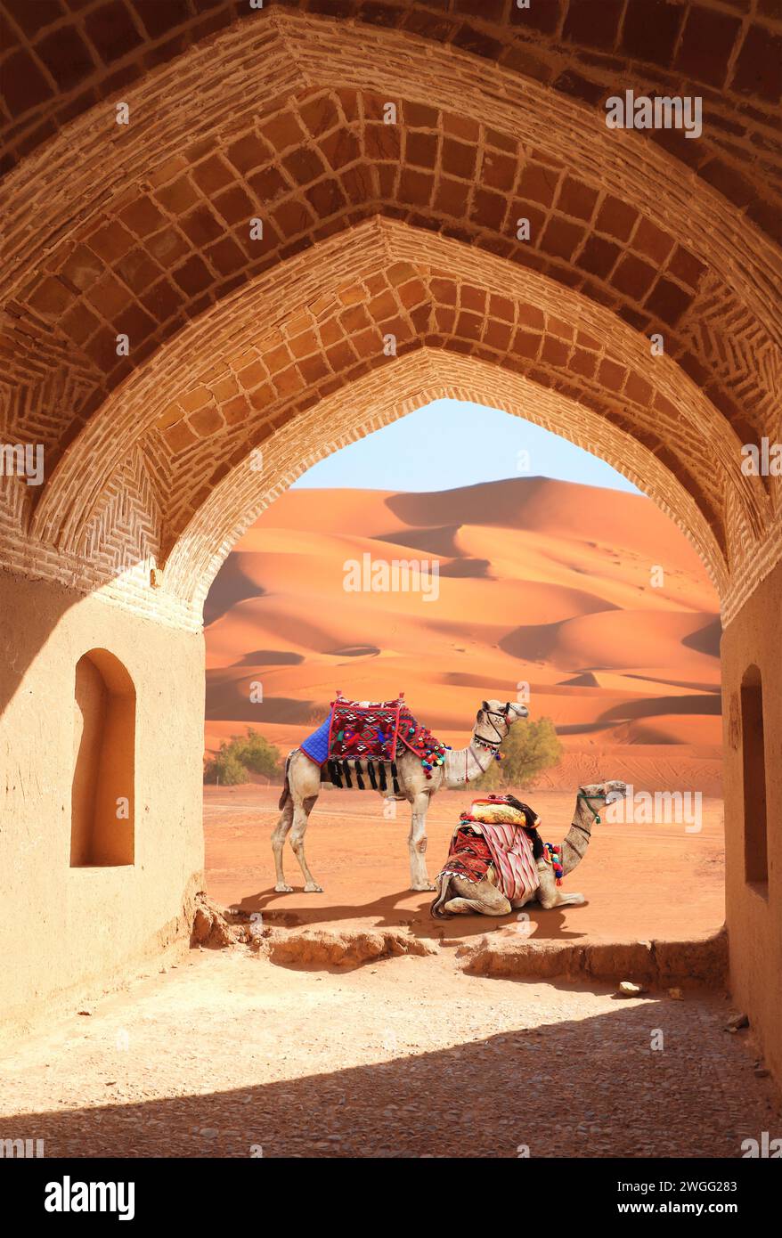 Der alte Bogen am Eingang zur Wüste. Blick auf die Sanddünen durch den Steinbogen. Reise-, Resort-, Urlaubs- und Urlaubskonzept. Wunderschöne Wüstenlandschaft wi Stockfoto