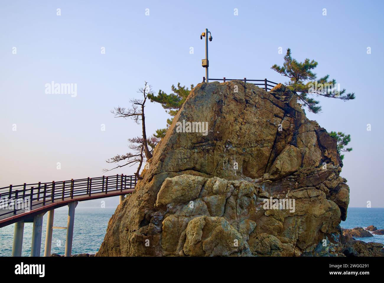 Samcheok City, Südkorea - 28. Dezember 2023: Eine Nahaufnahme des 20 Meter hohen Felsenobservatoriums auf dem Chogok Yonggul Cave Hiking Trail mit einem walki Stockfoto