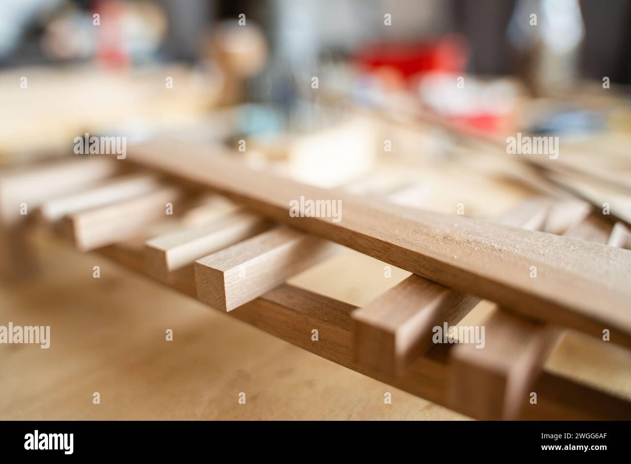 Kleine Holzteile für handgefertigtes Kunsthandwerk in einer Tischlerei, Nahaufnahme Stockfoto