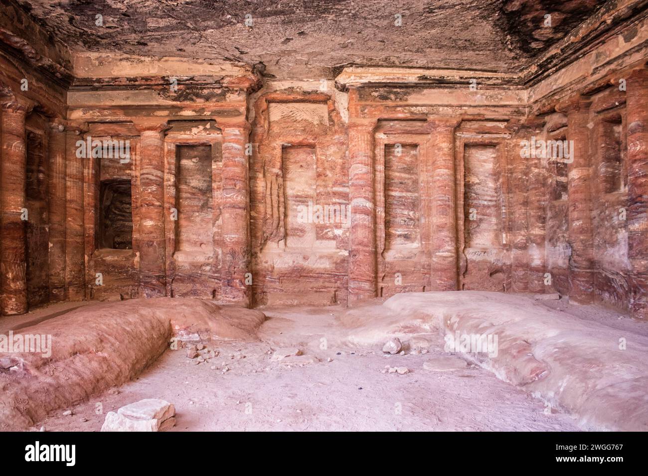 Petra ist eine historische und archäologische Stadt im Süden Jordaniens. Petra ist berühmt für seine Felsenarchitektur und das Wasserleitungssystem und wird wegen der Farbe des Sandsteins, aus dem es geschnitzt ist, auch „Rosenstadt“ genannt. Es grenzt an den Berg Jabal Al-Madbah, in einem Becken, das von Bergen umgeben ist, die die Ostflanke des Arabah-Tals bilden, das vom Toten Meer bis zum Golf von Aqaba verläuft. Der Zugang zur Stadt erfolgt über eine berühmte malerische Schlucht namens Siq, die direkt zum Khazneh führt. Jordon. Stockfoto