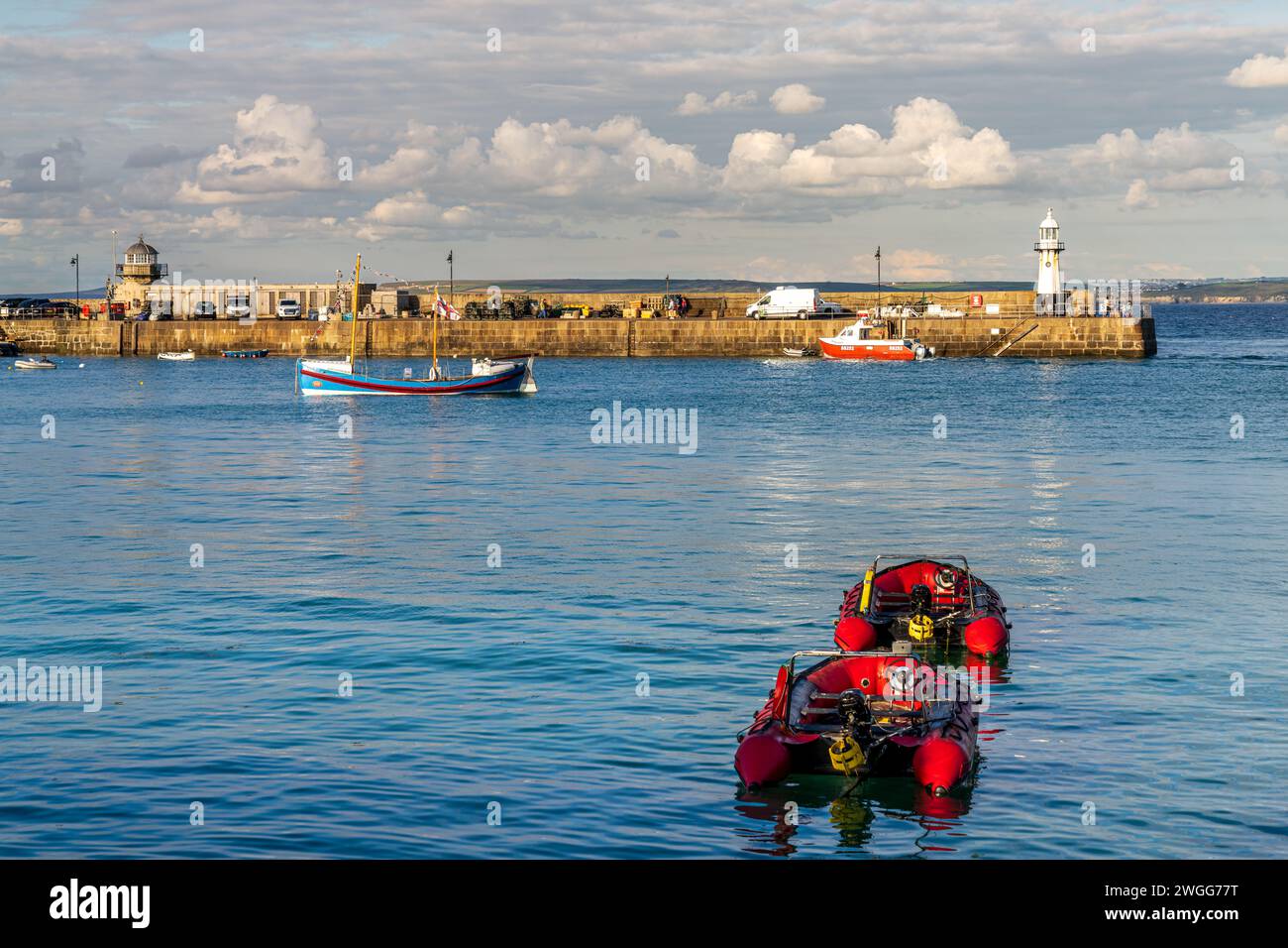 St Ives, Cornwall, England, Großbritannien - 30. Mai 2022: Blick auf die Boote im Hafen von St Ives Stockfoto