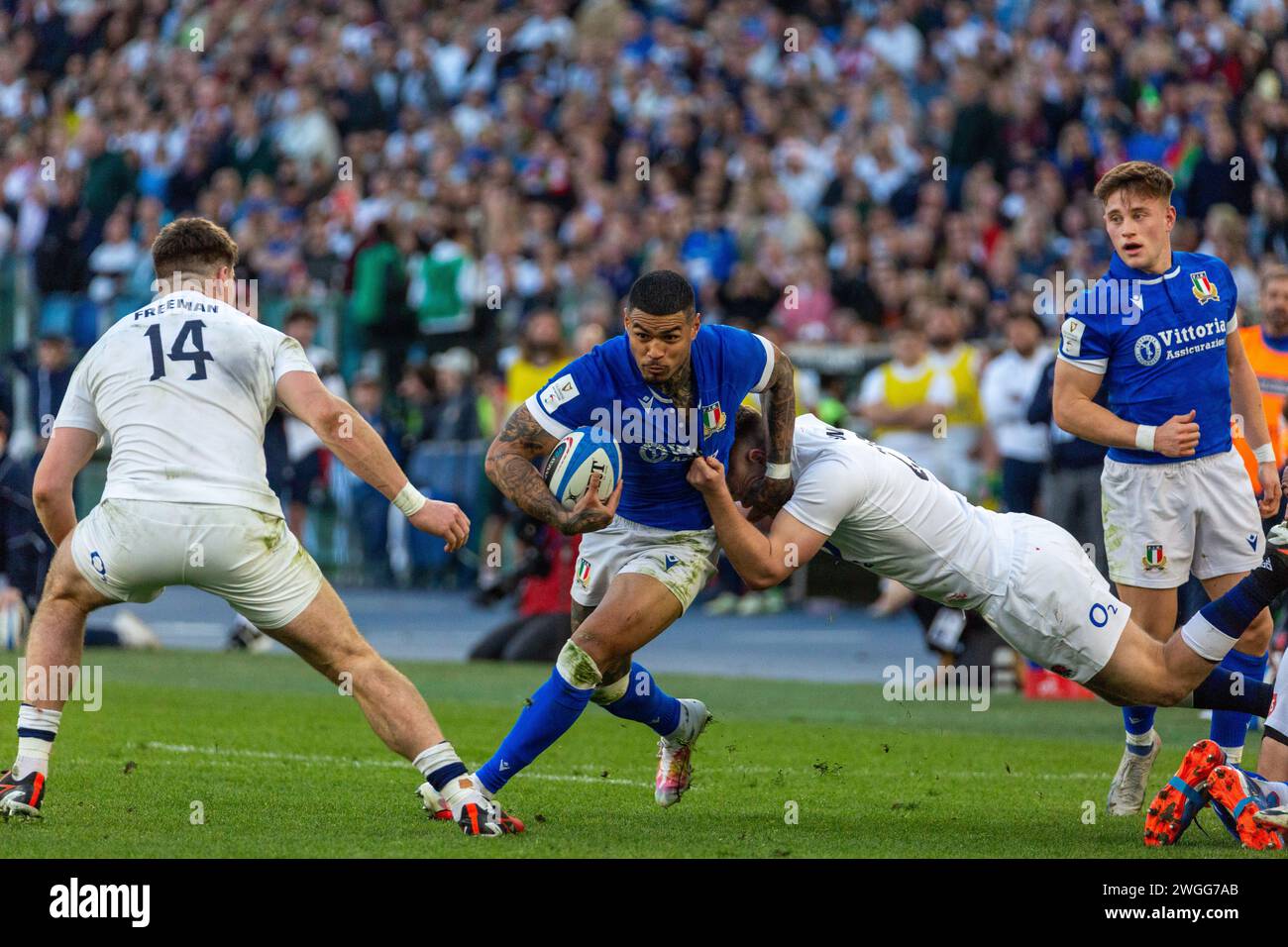 Rugby Six Nations. Italien gegen England. Stadio Olimpico. Rom. 03/02/2024. Italiens Monty Ioane wird von Fin Smith angegriffen Stockfoto