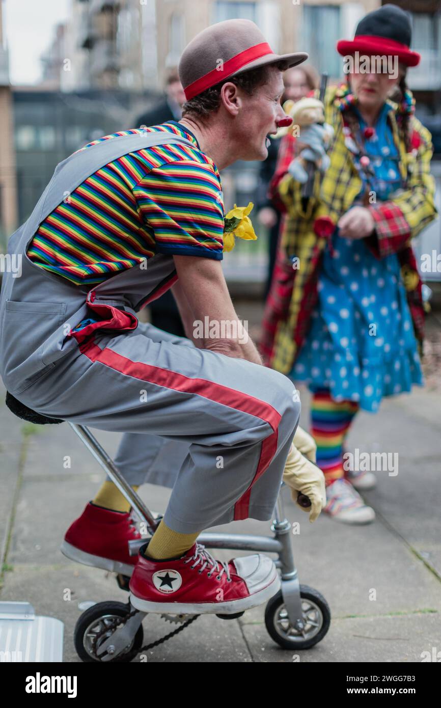 Ein Clown auf einem Minifahrrad beim Joseph Grimaldi Event. Stockfoto