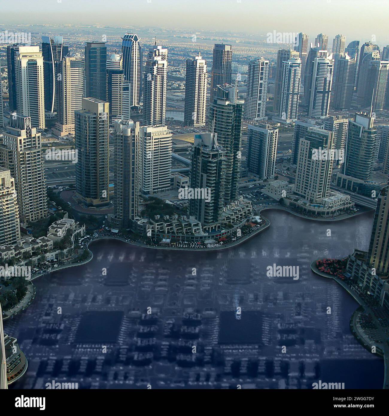 Moderne Stadt mit Wolkenkratzern, die auf einer elektronischen Platine mit IC, aktiven und passiven Komponenten stehen. Smart City-Konzept. Stockfoto