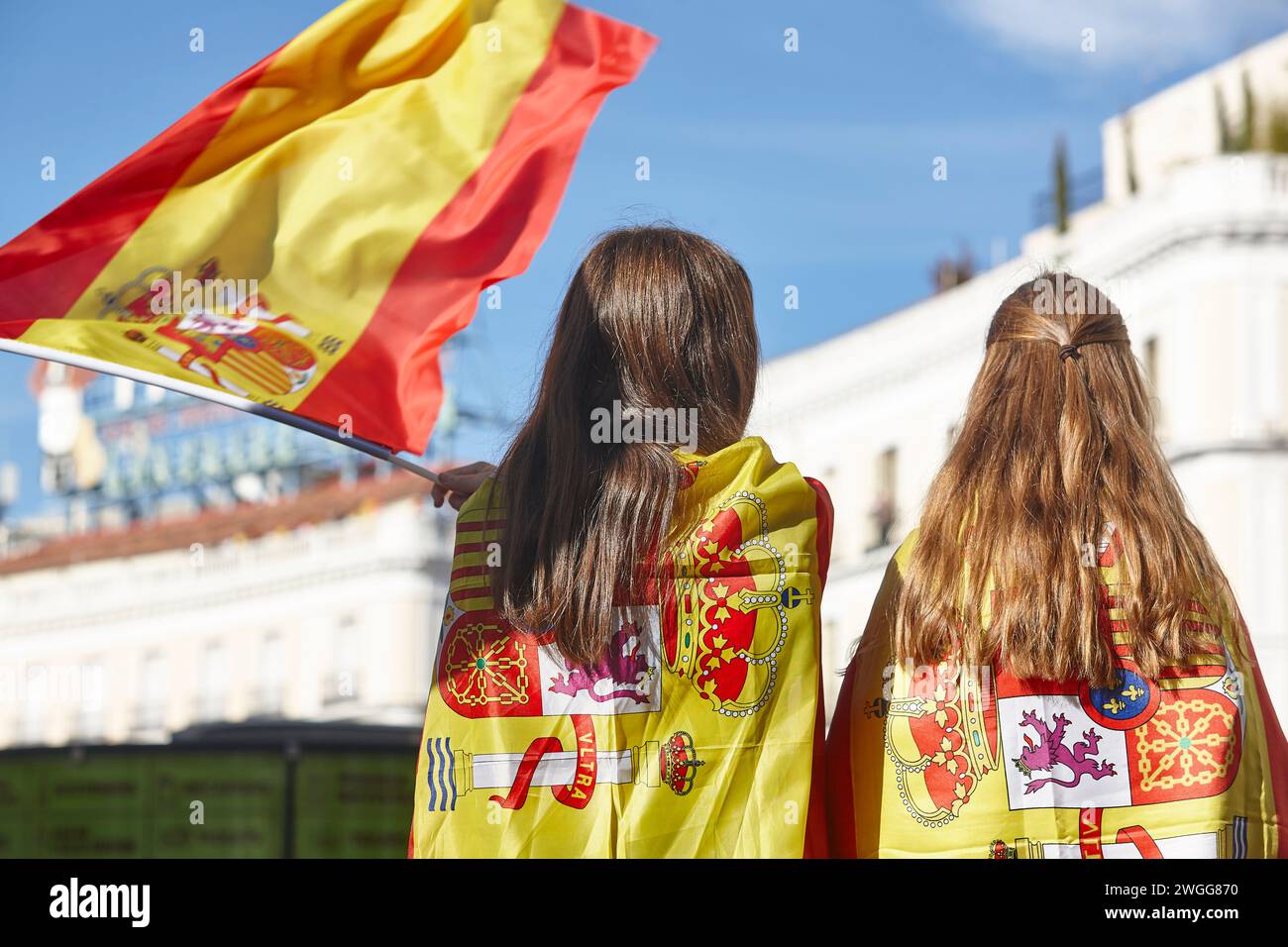 Zwei Mädchen in die spanische Flagge gewickelt im Zentrum von Madrid Stockfoto