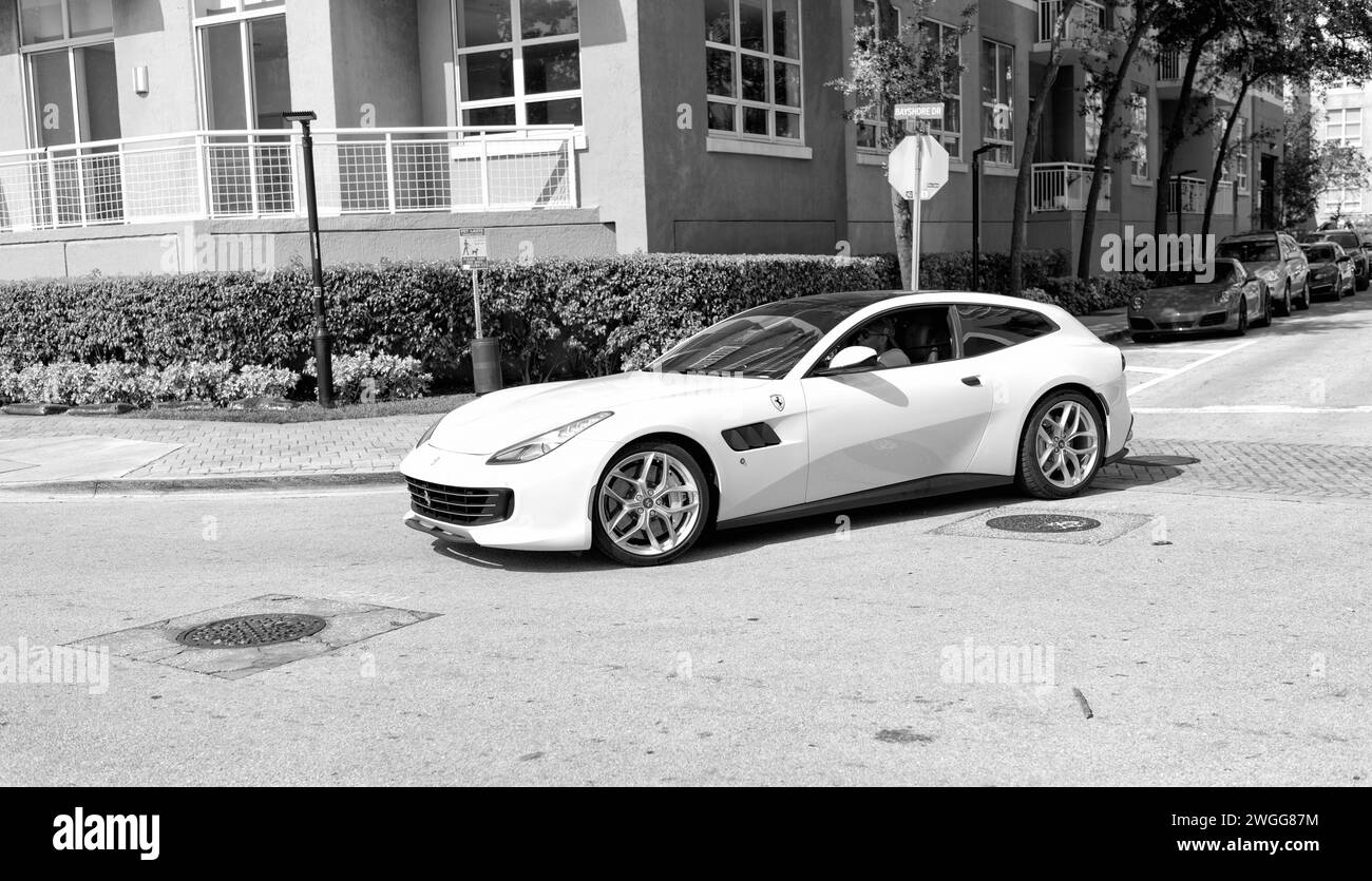 Miami Beach, Florida USA - 15. April 2021: Weißer Ferrari 458 Spider, Eckansicht. Luxus-Sportwagen Stockfoto