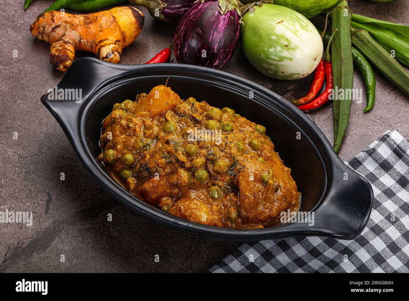 Indische traditionelle Küche Aloo Mutter: Kartoffel mit grünen Erbsen Stockfoto