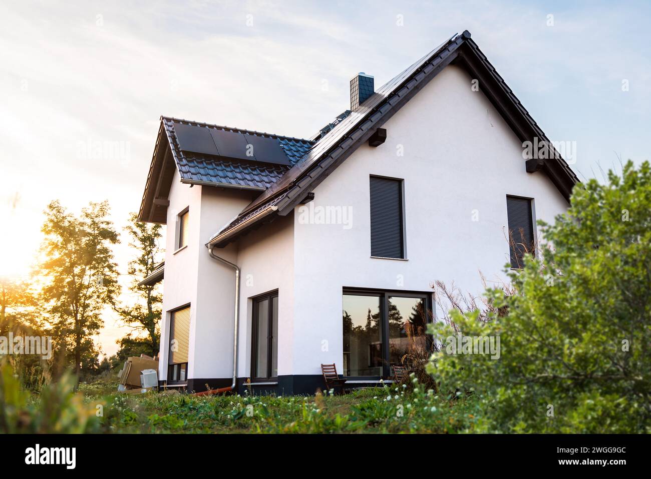 Neues nachhaltiges Einfamilienhaus mit Garten Stockfoto