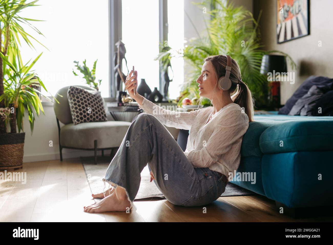 Krankenschwester oder Ärztin genießt nach der Arbeit Freizeit zu Hause und hört Meditation entspannende Musik. Work-Life-Balance für das Pflegepersonal. Stockfoto