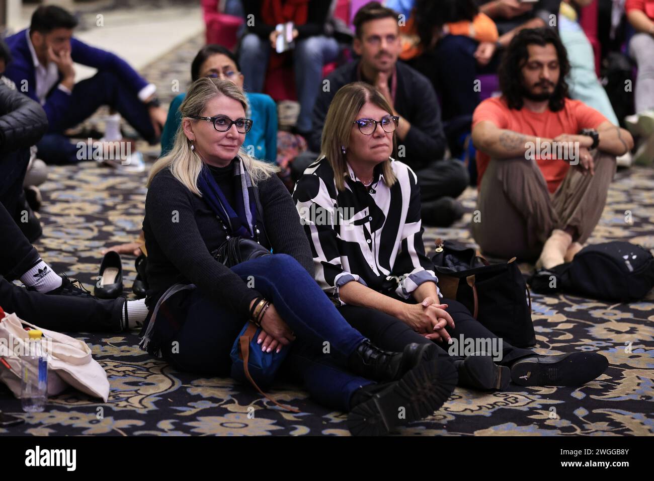 Besucher besuchen das Jaipur Literature Festival in Jaipur, Rajasthan, Indien, am 4. Februar 2024. (Foto von Vishal Bhatnagar/NurPhoto)0 Credit: NurPhoto SRL/Alamy Live News Stockfoto