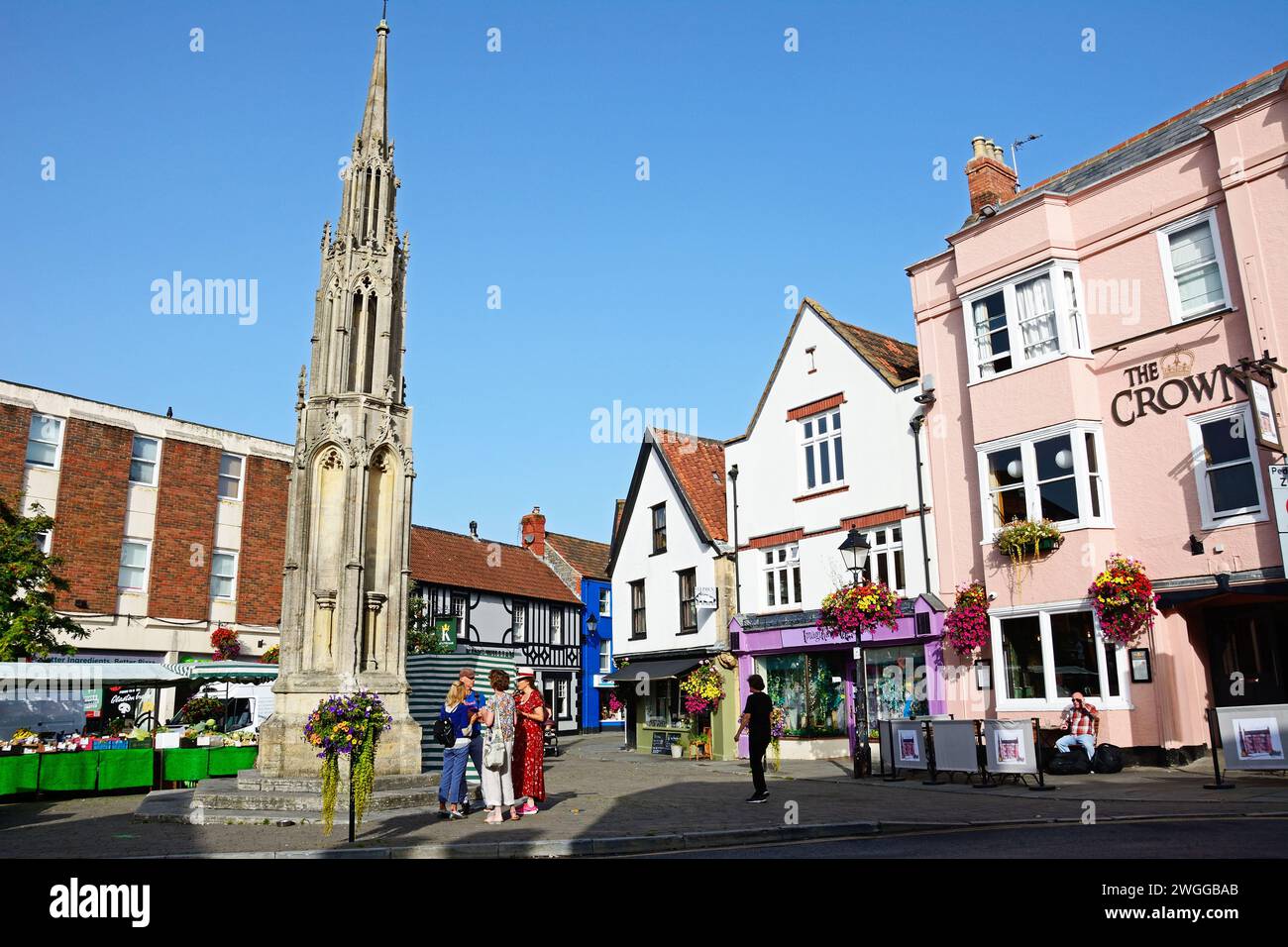 Blick auf das Market Cross und Shoppen auf dem Market Place im Stadtzentrum, Glastonbury, Somerset, Großbritannien, Europa. Stockfoto