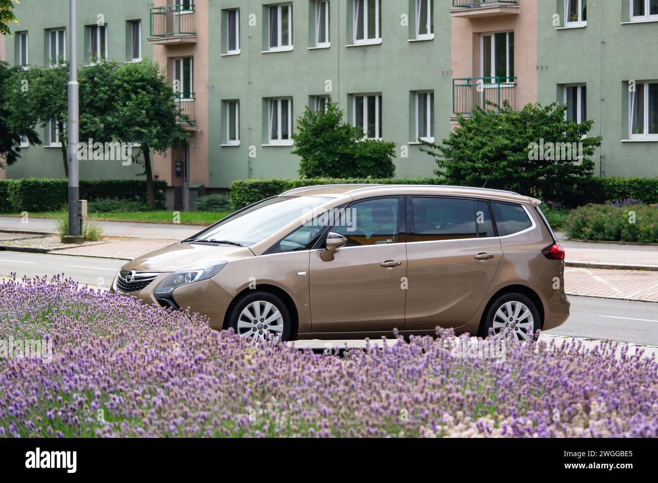 OSTRAVA, TSCHECHISCHE REPUBLIK - 1. JULI 2022: Opel Zafira Tourer C MPV-Wagen parkt auf der Straße hinter Lavendelblumen Stockfoto