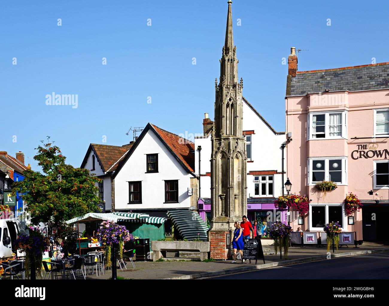 Blick auf das Market Cross und Shoppen auf dem Market Place im Stadtzentrum, Glastonbury, Somerset, Großbritannien, Europa. Stockfoto