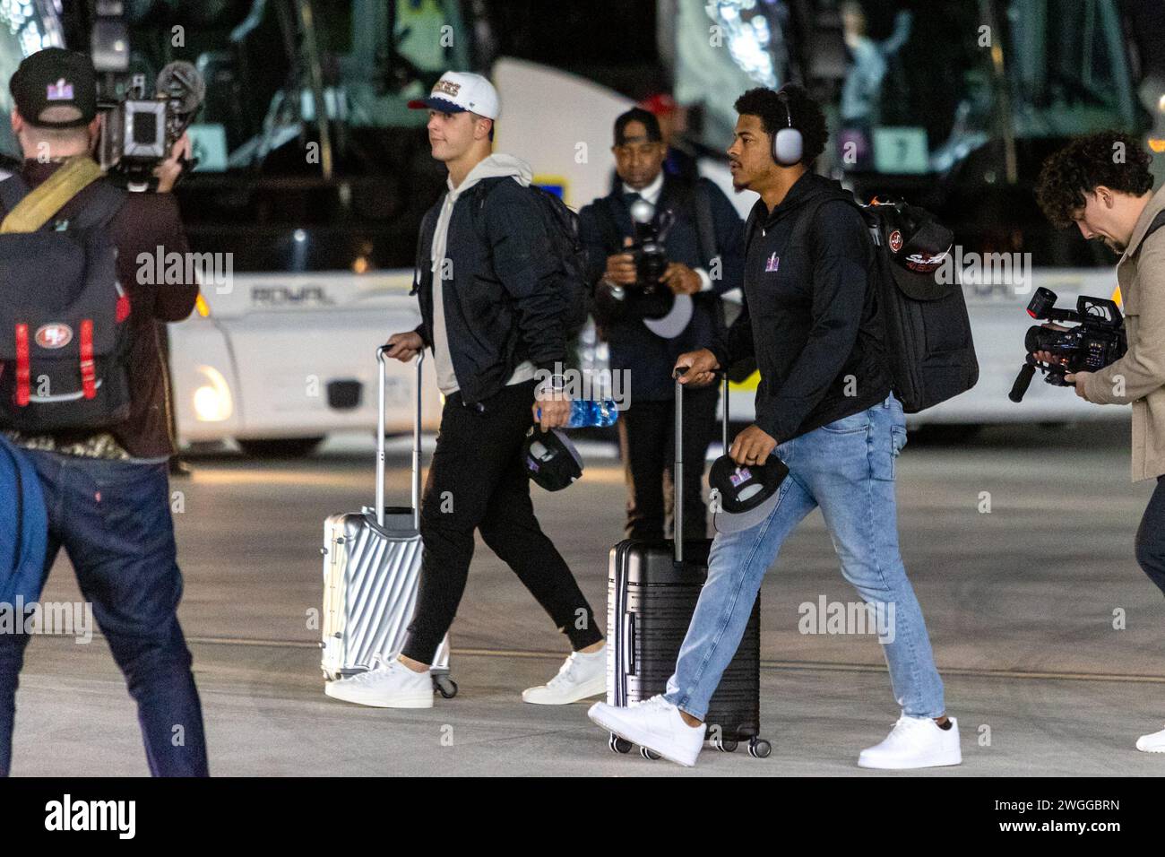 Las Vegas, USA. Februar 2024. San Francisco 49ers Quarterback Brock Purdy (L) spaziert auf dem Asphalt während der Ankunft des Super Bowl 58 Teams am Harry Reid International Airport in Las Vegas, Nevada am 4. Februar 2024. (Travis P Ball/SIPA USA) Credit: SIPA USA/Alamy Live News Stockfoto