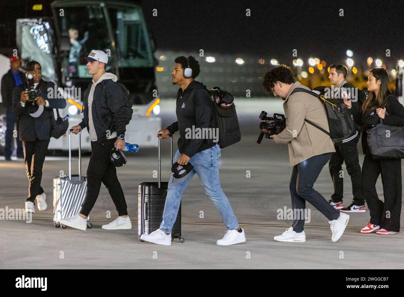 Las Vegas, USA. Februar 2024. San Francisco 49ers Quarterback Brock Purdy spaziert während der Ankunft des Super Bowl 58 Teams am Harry Reid International Airport in Las Vegas, Nevada am 4. Februar 2024 auf dem Asphalt. (Travis P Ball/SIPA USA) Credit: SIPA USA/Alamy Live News Stockfoto