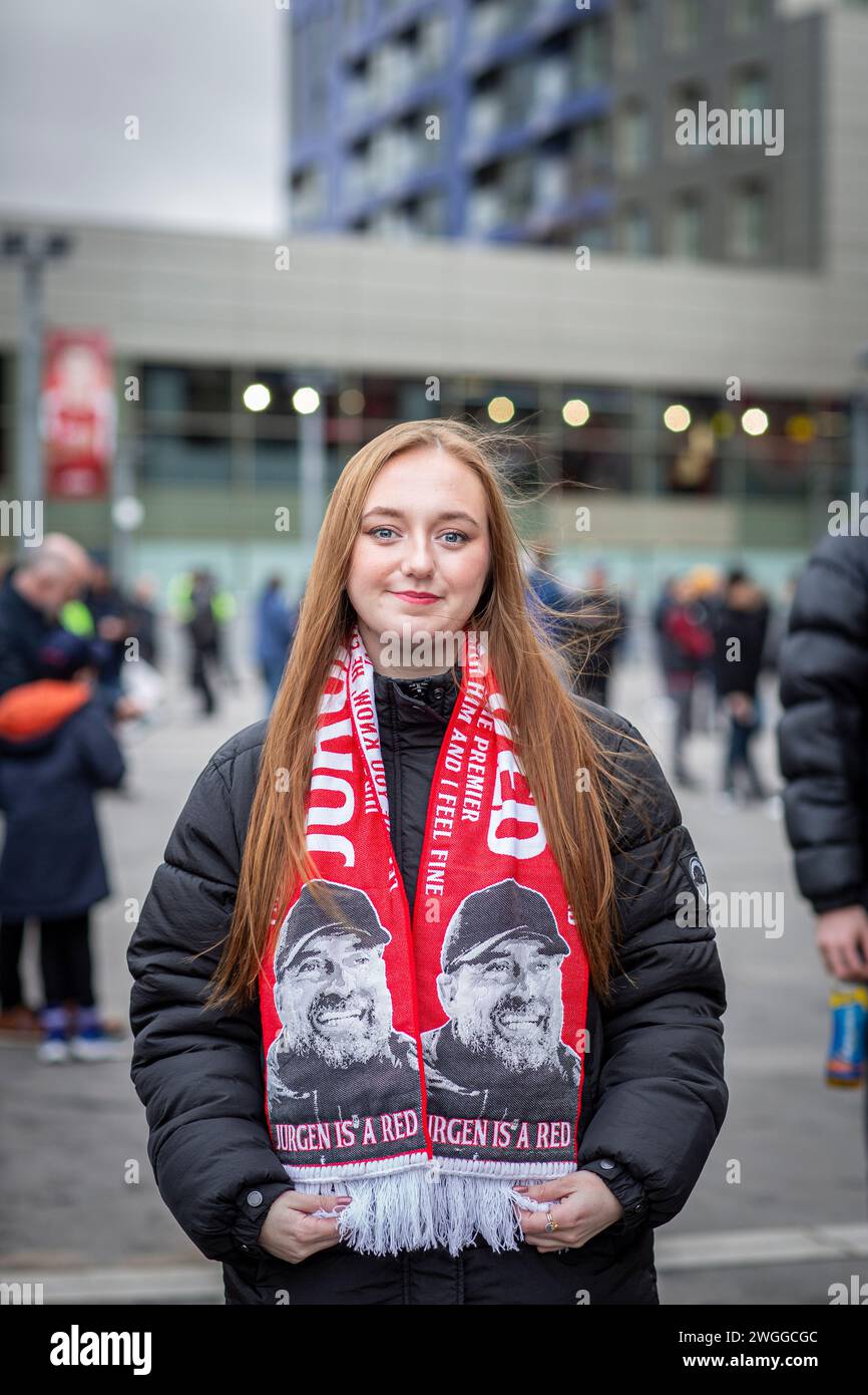 Eine junge Liverpool-Fan mit einem Jurgen Klopp-Schal Stockfoto