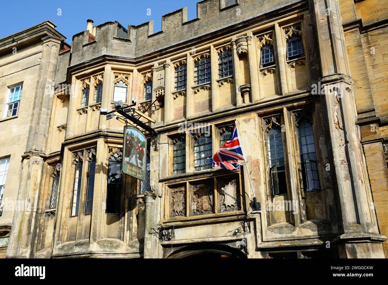Blick auf das George and Pilgrims Hotel entlang der High Street, Glastonbury, Somerset, Großbritannien, Europa. Stockfoto