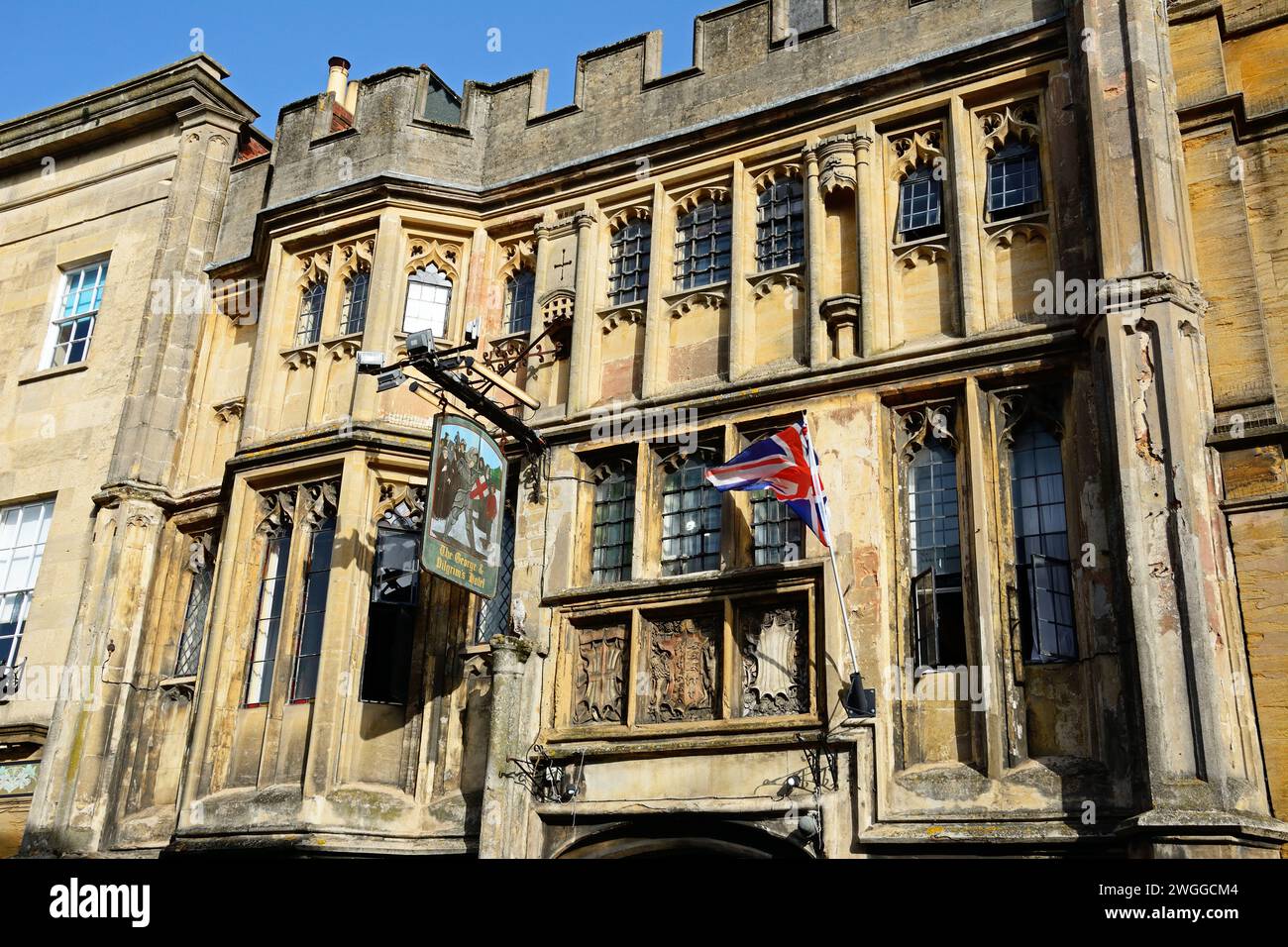 Blick auf das George and Pilgrims Hotel entlang der High Street, Glastonbury, Somerset, Großbritannien, Europa Stockfoto