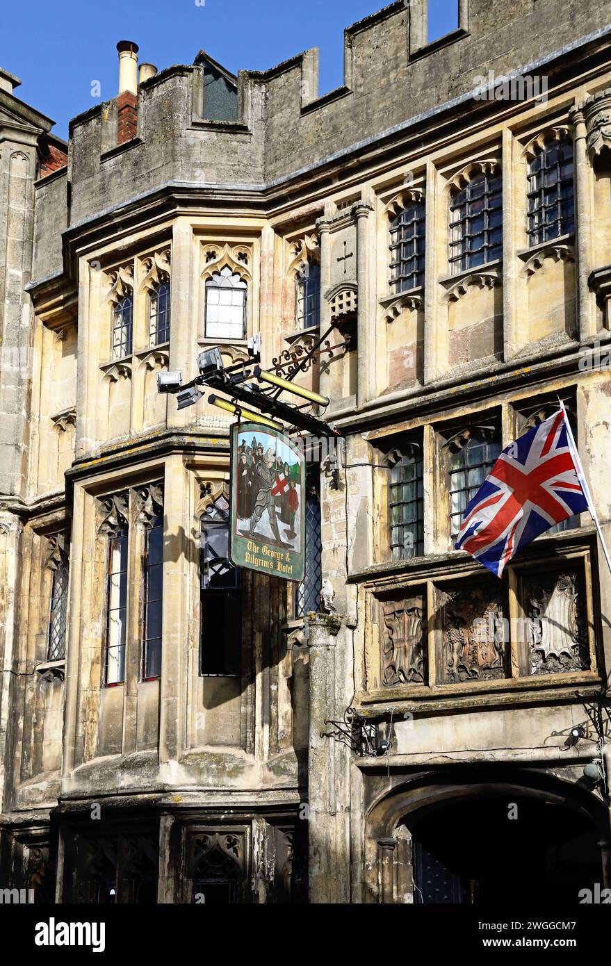 Blick auf das George and Pilgrims Hotel entlang der High Street, Glastonbury, Somerset, Großbritannien, Europa. Stockfoto