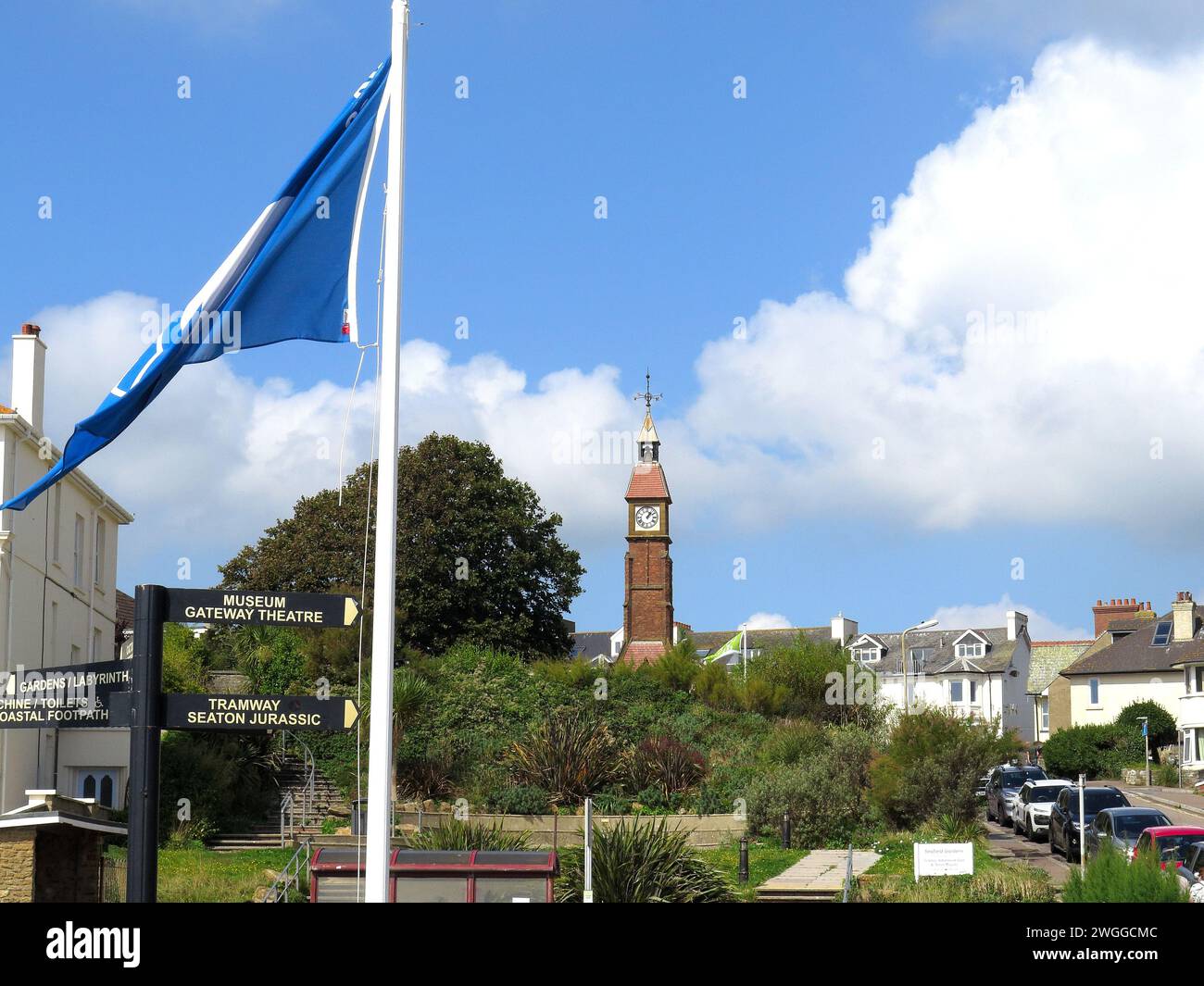 Blick auf Jubilee Gardens mit dem Uhrenturm nach hinten, Seaton, Devon, Großbritannien, Europa. Stockfoto