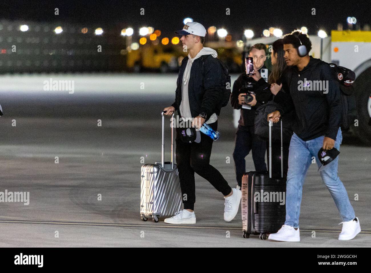 Las Vegas, USA. Februar 2024. San Francisco 49ers Quarterback Brock Purdy spaziert während der Ankunft des Super Bowl 58 Teams am Harry Reid International Airport in Las Vegas, Nevada am 4. Februar 2024 auf dem Asphalt. (Travis P Ball/SIPA USA) Credit: SIPA USA/Alamy Live News Stockfoto